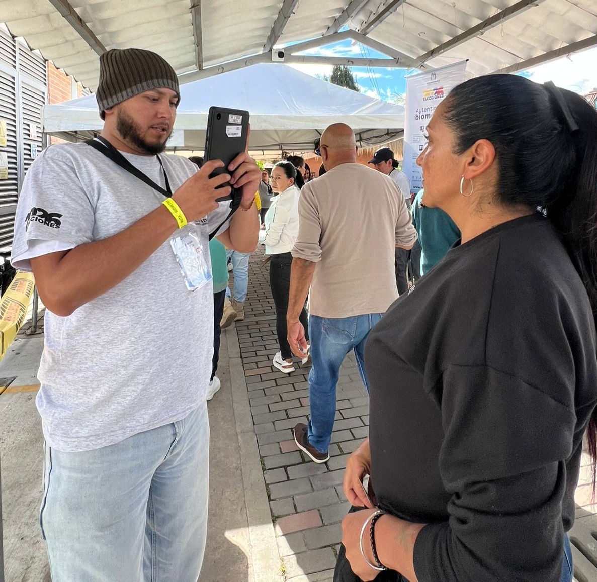 JorgeEmilioRey's tweet photo. Para esta jornada electoral, Cundinamarca, a través de la @Registraduria, cuenta con 150 puestos de votación equipados con sistemas biométricos que aumentan los estándares de validación de la identidad de los ciudadanos.

En total, 39 puestos operan con biometría dactilar y 111 con reconocimiento facial, herramientas tecnológicas que fortalecen el proceso democrático.

Estos sistemas están habilitados en 17 municipios del departamento, entre ellos Soacha, Facatativá, Mosquera, Chía, Cajicá, Fusagasugá y Girardot. Nos encontramos en el Puesto de Mando Unificado (PMU) junto a entidades departamentales y nacionales, monitoreando que la jornada transcurra con todas las garantías.