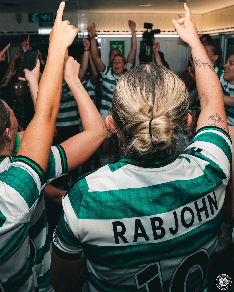 CelticFCWomen's tweet photo. 🍾🥳

#CelticFC🍀 https://t.co/c7XKr4os8U