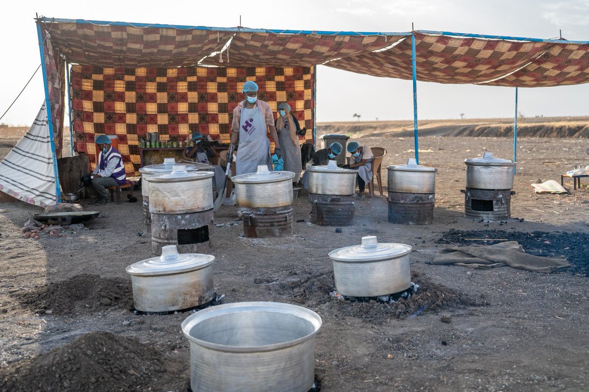 HumanAppealAR's tweet photo. في مخيم الطارية في ولاية القضارف بالسودان، وزعنا 600 وجبة ساخنة في أول ثلاثة أيام من عيد الأضحى، وصلت إلى 200 أسرة نازحة من الأكثر حاجة، لنرفع عنهم مشقة سؤال كيف نوفر طعام اليوم في العيد على الأقل.

بتبرعاتكم نخفف ألم النزوح ونعزز الكرامة ونصنع العيد فرحة في كل بيت!

#هيومان_أبيل
#عيد_الأضحي