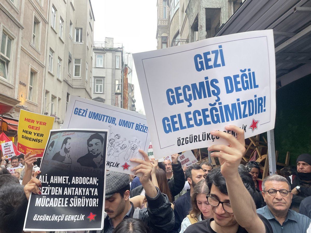 0zgurlukcugnclk's tweet photo. Gezi Direnişi'nin 13. yılında Taksim'de toplandık.

Gezi'nin kaldırım taşları hâlâ sıcak, mücadelemiz süruyor! 

#GeziBiziz https://t.co/sfQOujxpWk