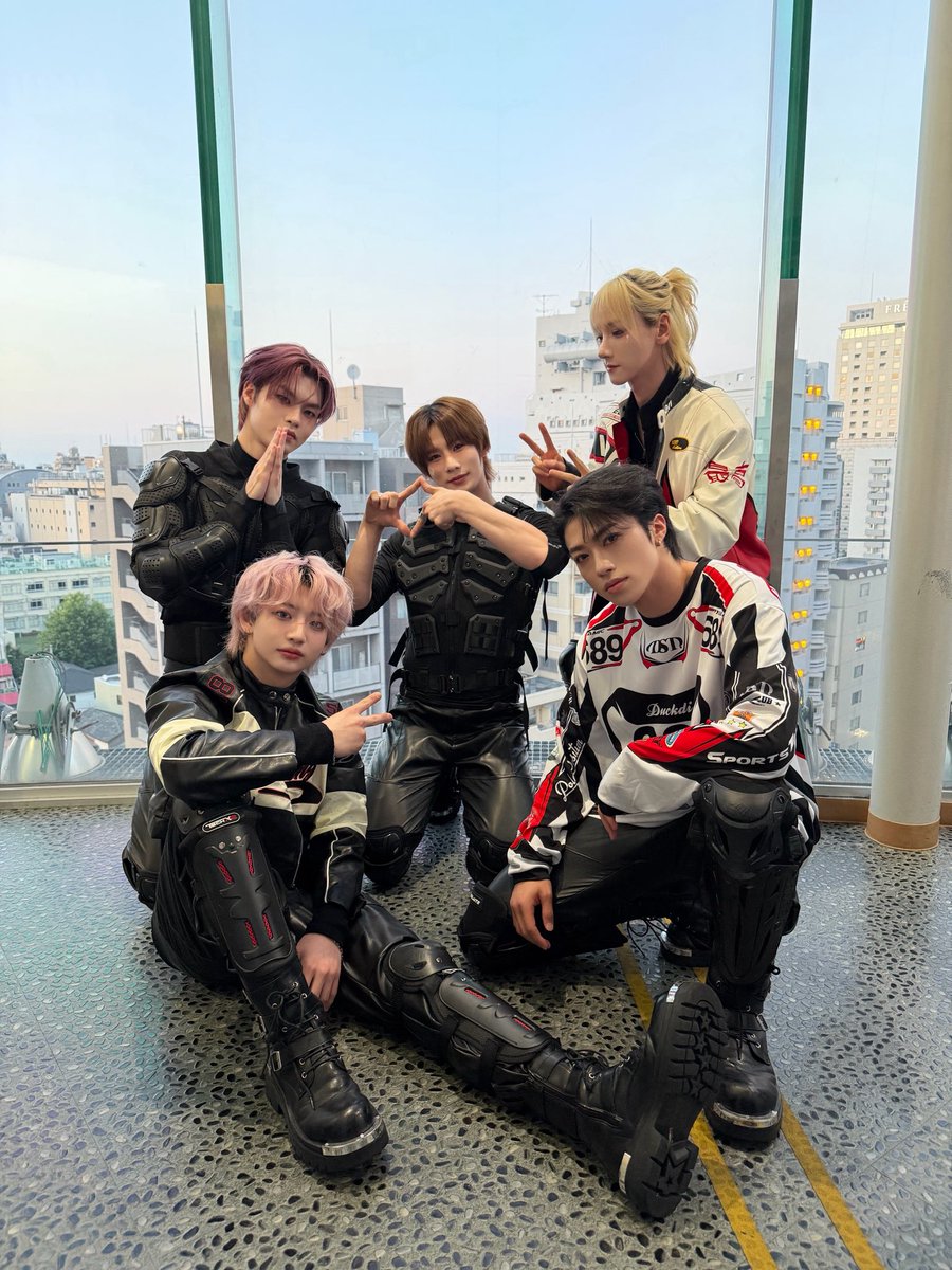 CHASER_JP's tweet photo. 今日は最後の公演まで一緒にいてくださって、本当にありがとうございました🖤
皆さんのおかげで、たくさんの元気と幸せをもらいました！
これからもどうぞよろしくお願いします🥰
少しだけ待っていてくださいね〜！

#체이서 #CHASER #チェイサー https://t.co/wMlCLx6rLb