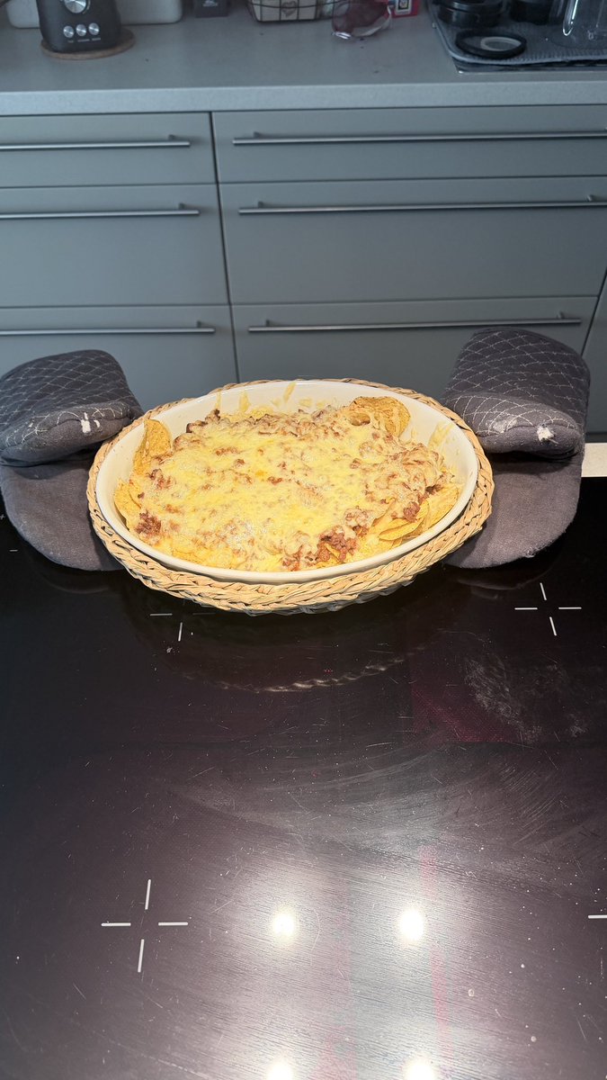 SuperGeir's tweet photo. Den usynlige kokken skjønte at vi var for opptatt med bronsefinalen til at vi fikk laget mat selv. Da er det kjekt at kokken varter opp med nachos! #invisiblechef https://t.co/DFMuCvVK9z