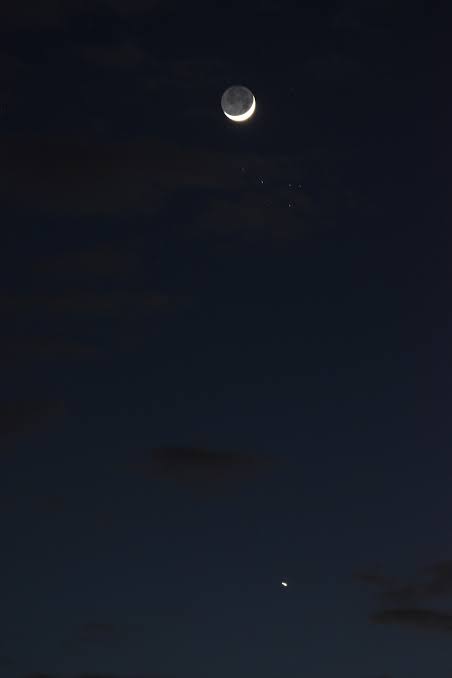 ScienceXnature's tweet photo. Moon,Venus and the Pleiades ✨ https://t.co/yF0NbSWcKz