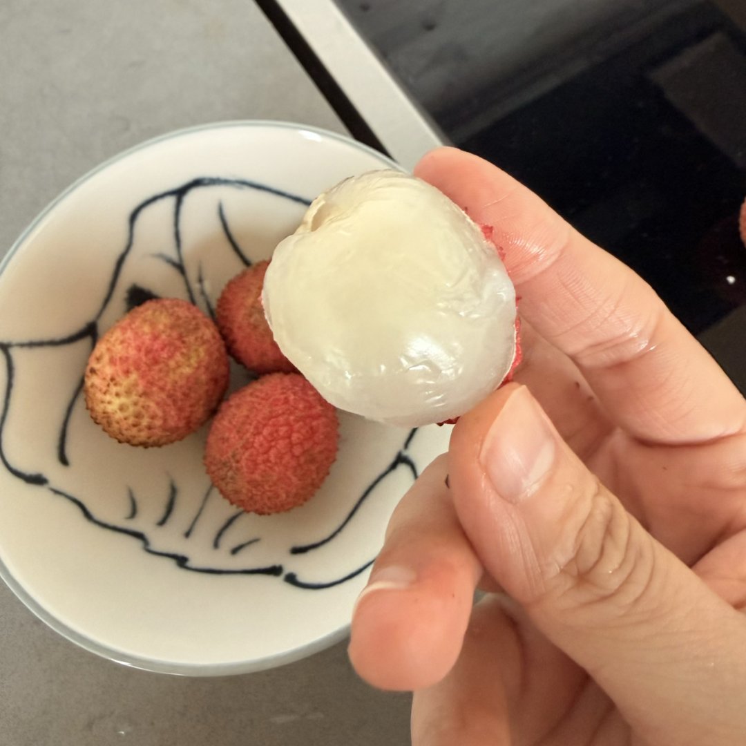 jsdxfkele's tweet photo. ☝🏻Who got to eat live lychees in the US?

It was me! Although the overall sweetness of lychees in the US wasn't great this year, I was thrilled to eat fresh, dew-covered lychees shipped by UPS, still attached to the twigs. https://t.co/aVxWseBuT4