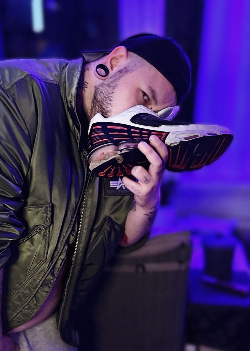 SneakerTyp's tweet photo. 👟⛓️😈 I love playing with your sneaks😈⛓️👟
#Nike #SneakerGay https://t.co/qVAQOpbNfQ