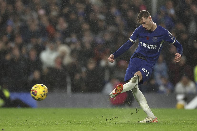 Humphrey_Pato's tweet photo. Cole Palmer is one of the few English players who possesses that pure Spanish-style quality known as La Pausa, the ability to slow the game down, hold the ball for a split second, and completely control the tempo around him. It’s a rare trait that allows him to create space where none seems to exist, making defenders hesitate and teammates come alive.

Another thing that stands out about Cole Palmer is his professionalism. Throughout his career, he has never been known for causing problems with managers or creating dressing-room drama. He adapts, listens, and works for the team. That is exactly the type of player every coach dreams of having, talented, intelligent, and committed to the collective goal.

Palmer also understands different tactical roles. Under Mauricio Pochettino, he enjoyed more freedom in the final third, regularly finding himself in positions to score and create chances. However, under Enzo Maresca and Liam Rosenior, he was often asked to drop deeper and help build attacks from midfield. While he adapted well, it naturally reduced the number of dangerous situations he could influence closer to goal.

That is why I believe Xabi Alonso could be the perfect manager for Cole Palmer. Alonso understands creative players and how to maximize their strengths in advanced areas. If he gives Palmer the freedom to operate higher up the pitch while still building the team around his qualities, Chelsea fans could be about to witness the very best version of Cole Palmer in the coming season. 💙