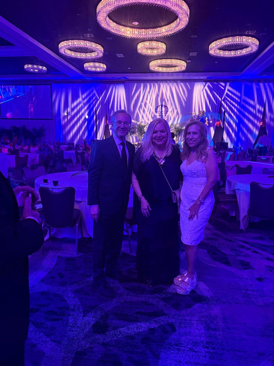 VoteMiamiDade's tweet photo. Supervisor Garcia was pleased to attend the 72nd Annual Gala of the Miami-Dade League of Cities and congratulate Fortuna Smukler on being sworn in as President. Looking forward to continued collaboration in service to Miami-Dade’s communities. #MDCLC https://t.co/O27YiTjM3Q