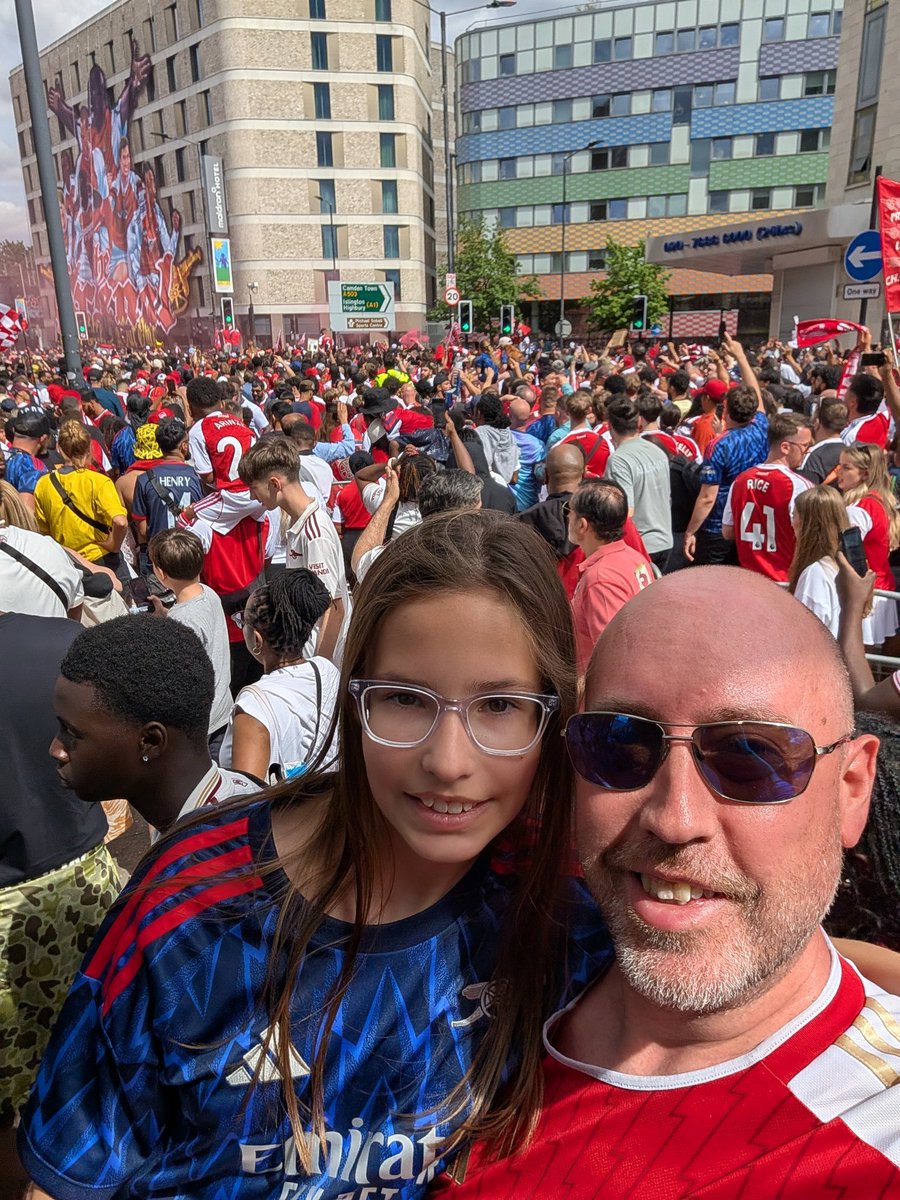 PJCunning1's tweet photo. North London is Red! #Arsenal #Parade #COYG #Champions #PremierLeagueChampions https://t.co/rlAGsTpoSp