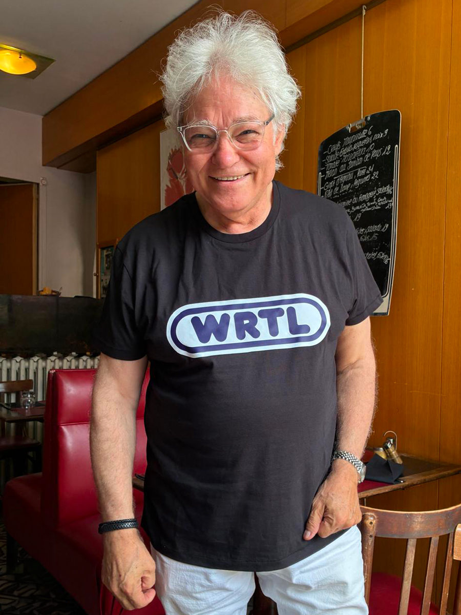 jeanlucr's tweet photo. Super rencontre avec l'animateur et programmateur légendaire des #Nocturnes sur RTL... Depuis 53 ans!! Le mythique @GeorgesLangRTL en compagnie de l'ami Arnaud Léger

Le plein de souvenirs et d'anecdotes de rencontres avec des artistes, l'évocation de la Californie, de Nashville et des États-Unis...

Georges toujours aussi passionné, un puits de science musicale grâce auquel nous avons découvert tant de bonne musique au cœur des nuits de RTL!
Merci infiniment Georges.

Avec ce modeste cadeau : un tee-shirt collector WRTL, période mythique de RTL !

Bientôt, une interview en ligne de Georges 📷
Stay tuned!

#LesNocturnes #WRTL #LaCollectionGeorgesLang #Saga