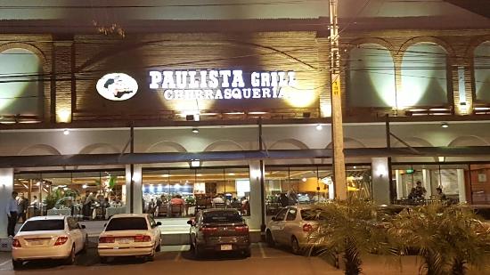 CuartoPoder_Py's tweet photo. 🔴PAULISTA GRILL TRANSFORMA LOS CUMPLEAÑOS EN UN BANQUETE INOLVIDABLE CON SU EXCLUSIVO RODIZIO DE REGALO
#Empresariales

◾Celebrar un año más de vida siempre es motivo de alegría, pero hacerlo con el estómago lleno y sin pagar un solo guaraní eleva la experiencia a otro nivel. Bajo esta premisa, la reconocida churrasquería Paulista Grill consolida su liderazgo en el sector gastronómico local con una tentadora propuesta empresarial: el cumpleañero no paga el rodizio si decide festejar durante el mes de su nacimiento. La iniciativa busca premiar la fidelidad de sus clientes y transformar cada aniversario en un evento memorable, combinando la mejor tradición cárnica con un ambiente de absoluta hospitalidad.

◾Para acceder a este beneficio del 100% de descuento en el costo del rodizio de carnes, la casa establece condiciones sencillas que garantizan una verdadera fiesta. El agasajado simplemente debe acudir acompañado por un grupo mínimo de comensales (generalmente un adulto o mediante una reserva previa de mesa). Como la experiencia va mucho más allá del plato principal, el restaurante complementa el agasajo decorando el espacio con alegres globos y obsequiando una deliciosa tortita para el momento del soplido de velas, sumando color e ilusión al festejo.

◾La propuesta culinaria destaca además por su inmensa versatilidad. Si bien los cortes de carne premium son las estrellas indiscutibles que desfilan en las espadas, Paulista Grill sorprende con una amplísima variedad de platos alternativos que se adaptan a todos los paladares, incluyendo exquisitas opciones de guarniciones, pastas y ensaladas. Esta diversidad asegura que cada invitado encuentre su bocado perfecto en la mesa.

◾Detrás de este éxito operativo y de la calidez que se respira en el salón se encuentra un equipo humano excepcional. La coordinación general está a cargo de Magín (en Asunción), quien supervisa minuciosamente que cada engranaje funcione a la perfección para brindar una atención calificada de excelente por los comensales. Su liderazgo se refleja en la fluidez del servicio y en el trato personalizado que recibe cada visitante.

◾Esta atractiva promoción corporativa se encuentra disponible en sus tres estratégicos locales de Asunción, Fernando de la Mora y Luque, consolidando a Paulista Grill como el punto de encuentro por excelencia para quienes buscan celebrar la vida con sabor, calidad y el mejor servicio del mercado.