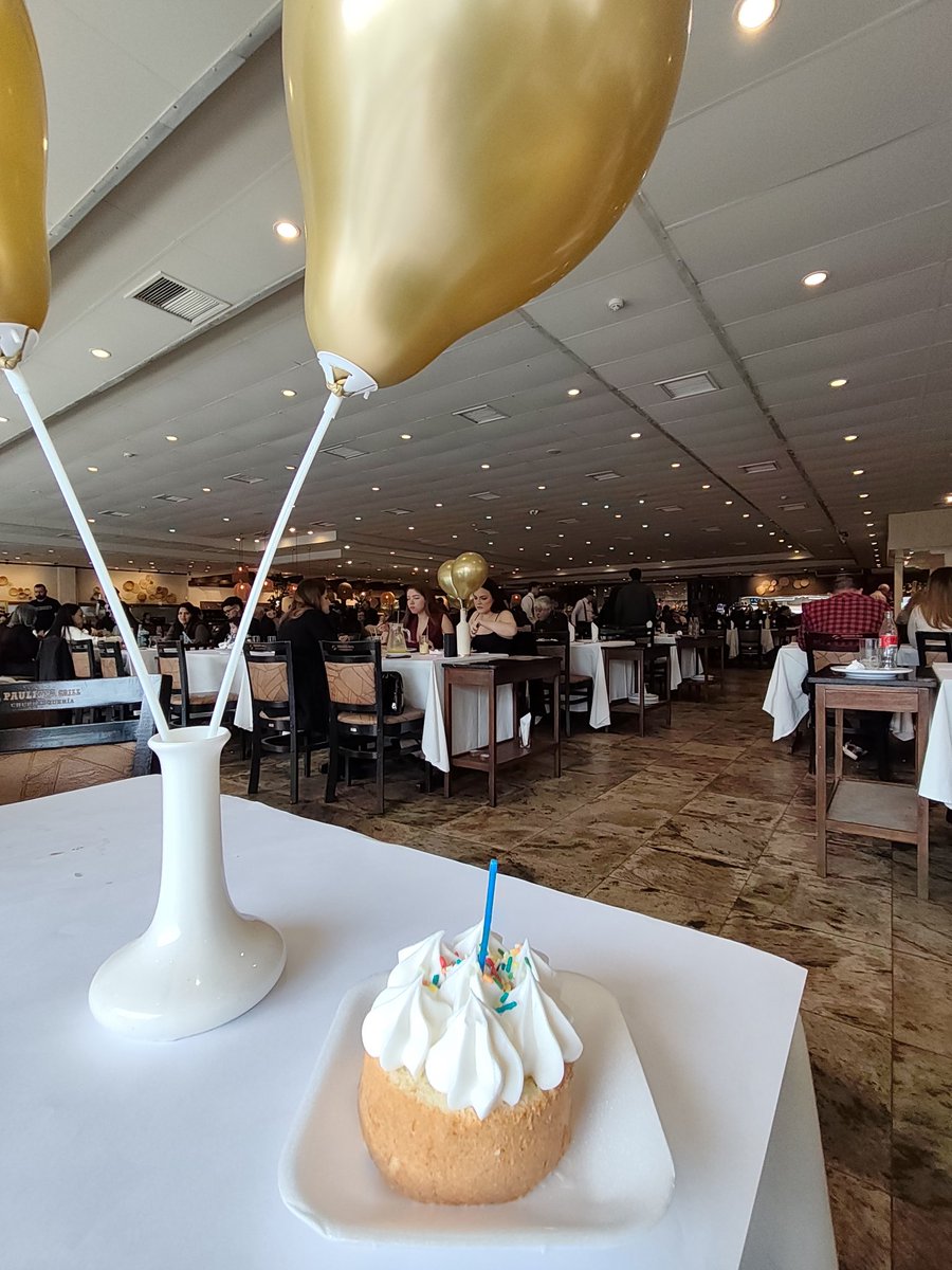 CuartoPoder_Py's tweet photo. 🔴PAULISTA GRILL TRANSFORMA LOS CUMPLEAÑOS EN UN BANQUETE INOLVIDABLE CON SU EXCLUSIVO RODIZIO DE REGALO
#Empresariales

◾Celebrar un año más de vida siempre es motivo de alegría, pero hacerlo con el estómago lleno y sin pagar un solo guaraní eleva la experiencia a otro nivel. Bajo esta premisa, la reconocida churrasquería Paulista Grill consolida su liderazgo en el sector gastronómico local con una tentadora propuesta empresarial: el cumpleañero no paga el rodizio si decide festejar durante el mes de su nacimiento. La iniciativa busca premiar la fidelidad de sus clientes y transformar cada aniversario en un evento memorable, combinando la mejor tradición cárnica con un ambiente de absoluta hospitalidad.

◾Para acceder a este beneficio del 100% de descuento en el costo del rodizio de carnes, la casa establece condiciones sencillas que garantizan una verdadera fiesta. El agasajado simplemente debe acudir acompañado por un grupo mínimo de comensales (generalmente un adulto o mediante una reserva previa de mesa). Como la experiencia va mucho más allá del plato principal, el restaurante complementa el agasajo decorando el espacio con alegres globos y obsequiando una deliciosa tortita para el momento del soplido de velas, sumando color e ilusión al festejo.

◾La propuesta culinaria destaca además por su inmensa versatilidad. Si bien los cortes de carne premium son las estrellas indiscutibles que desfilan en las espadas, Paulista Grill sorprende con una amplísima variedad de platos alternativos que se adaptan a todos los paladares, incluyendo exquisitas opciones de guarniciones, pastas y ensaladas. Esta diversidad asegura que cada invitado encuentre su bocado perfecto en la mesa.

◾Detrás de este éxito operativo y de la calidez que se respira en el salón se encuentra un equipo humano excepcional. La coordinación general está a cargo de Magín (en Asunción), quien supervisa minuciosamente que cada engranaje funcione a la perfección para brindar una atención calificada de excelente por los comensales. Su liderazgo se refleja en la fluidez del servicio y en el trato personalizado que recibe cada visitante.

◾Esta atractiva promoción corporativa se encuentra disponible en sus tres estratégicos locales de Asunción, Fernando de la Mora y Luque, consolidando a Paulista Grill como el punto de encuentro por excelencia para quienes buscan celebrar la vida con sabor, calidad y el mejor servicio del mercado.