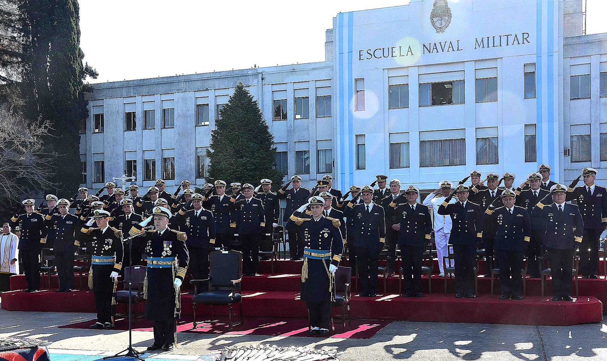Armada_Arg's tweet photo. Ceremonia de entrega de uniformes y couteaux en la Escuela Naval Militar
Durante el acto también se efectuó el cambio de abanderado y escoltas, junto con la confirmación de los cargos para el ejercicio del mando de los cadetes de 4° año.
Leer más: https://t.co/XjHBsj11Vh https://t.co/VpCDXuGfnC