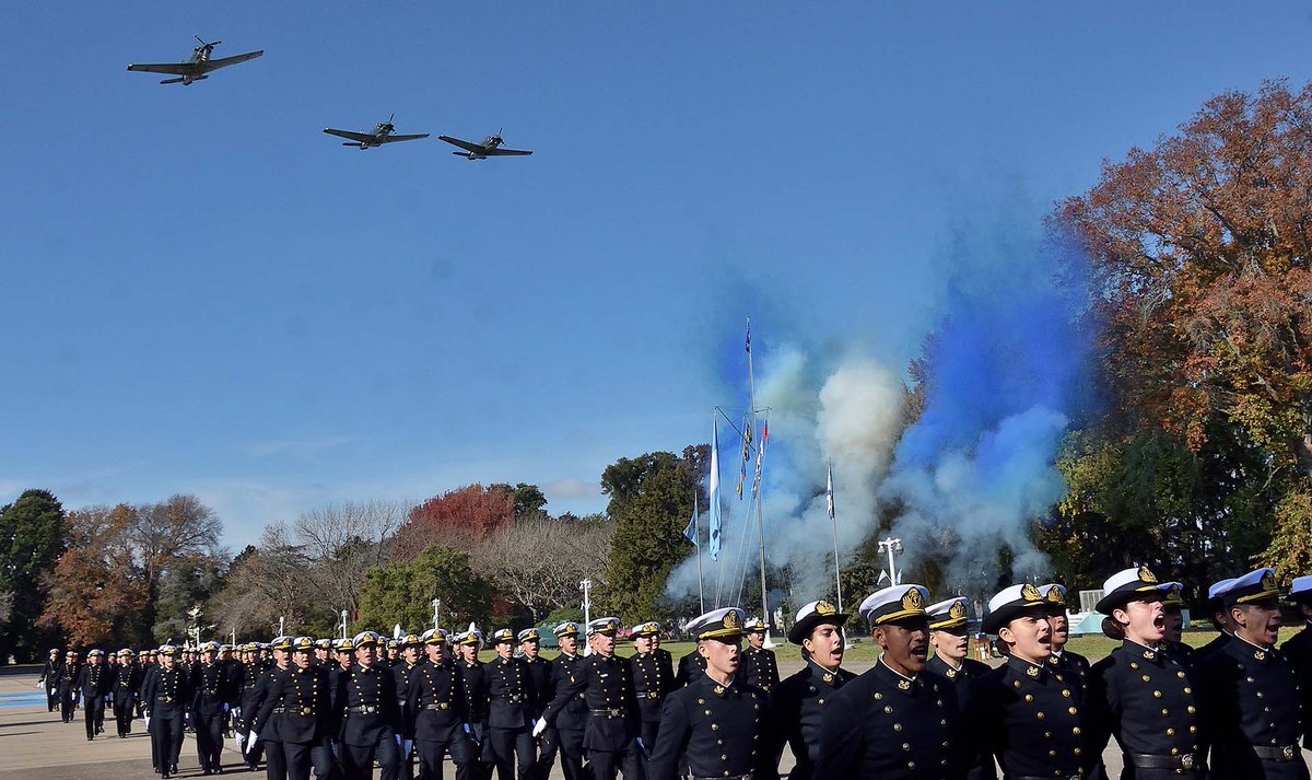 Armada_Arg's tweet photo. Ceremonia de entrega de uniformes y couteaux en la Escuela Naval Militar
Durante el acto también se efectuó el cambio de abanderado y escoltas, junto con la confirmación de los cargos para el ejercicio del mando de los cadetes de 4° año.
Leer más: https://t.co/XjHBsj11Vh https://t.co/VpCDXuGfnC