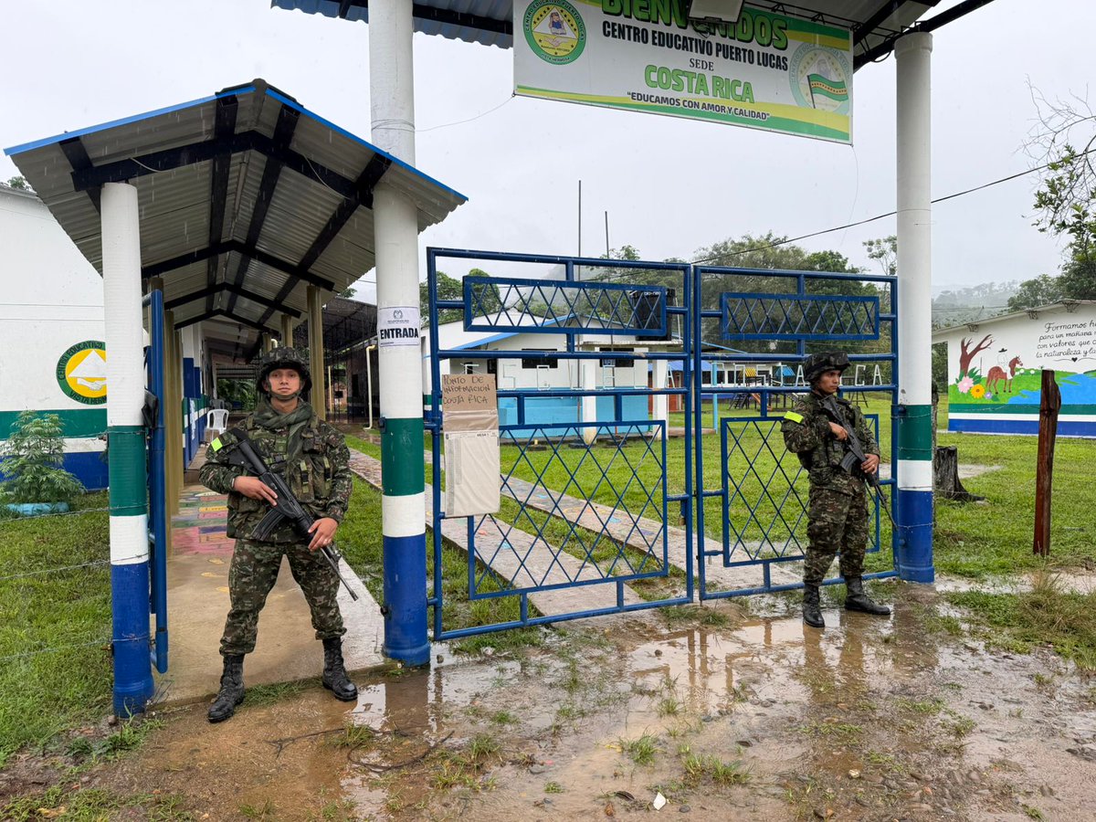 ftc_omega's tweet photo. Desde la vereda Costa Rica, en Vista Hermosa, #Meta, nuestros soldados del Batallón de Despliegue Rápido N.º 31 reportan completa normalidad en el desarrollo de la jornada electoral, brindando seguridad y confianza a las comunidades que hoy participan de este ejercicio democrático.

#SeguridadYDemocracia2026🗳️