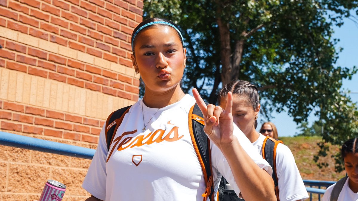 TexasSoftball's tweet photo. Horns on site 🤩

#HookEm https://t.co/S9NsX45hvJ