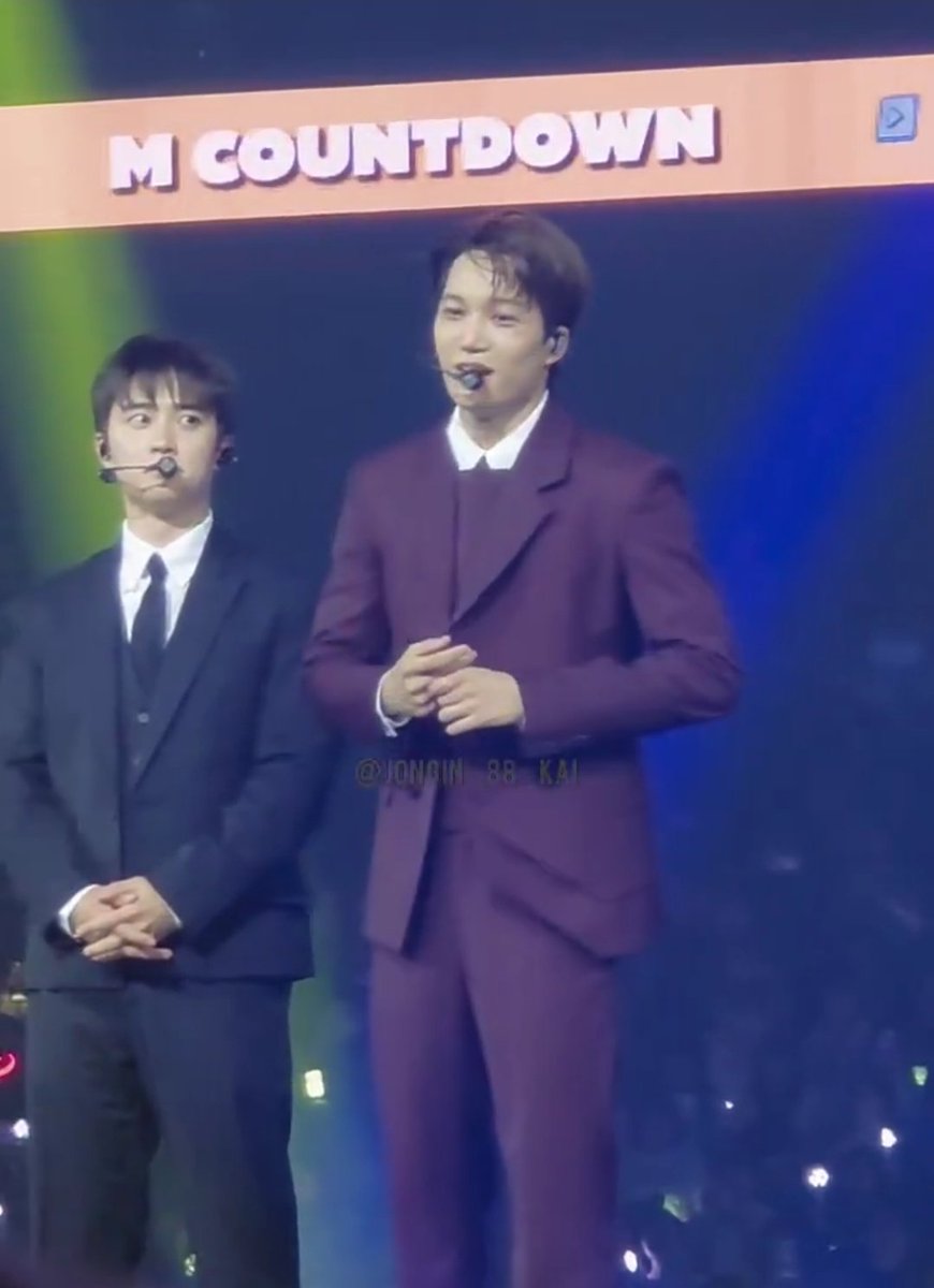 Lokin8812's tweet photo. I love how you can tell the exact moment he noticed the collar sticking out 😭

https://t.co/ZhLIx6K9Ji https://t.co/2hjPW4SFlJ
