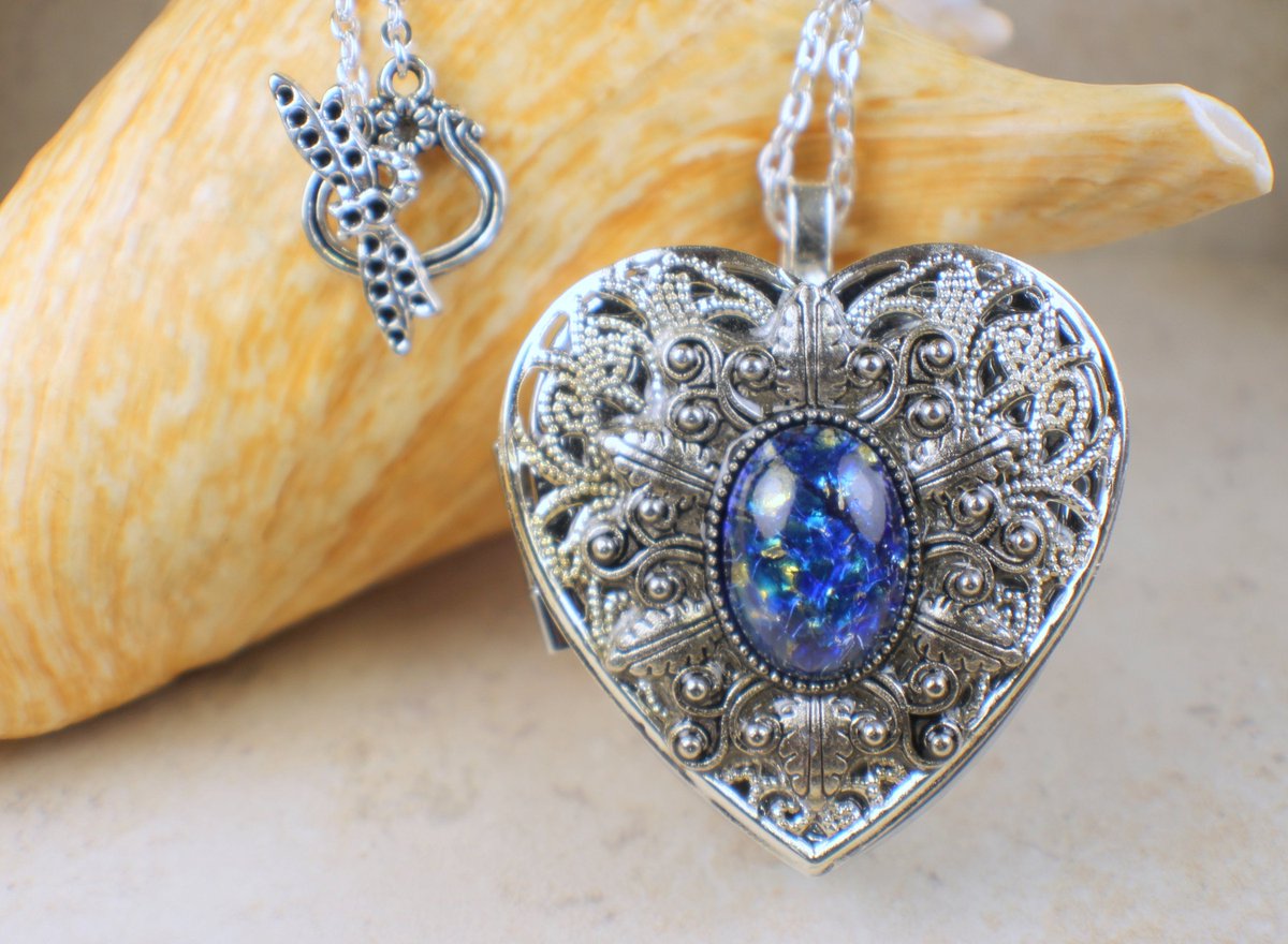charsfavorite's tweet photo. Discover elegance with our Blue Sapphire Glass Opal Music Box Locket for just $95. Elevate your style and cherish memories in one beautiful piece. #JewelryLove #MusicBoxMagic

Shop Now https://t.co/YkUCFgwa45 https://t.co/o19aveF50l