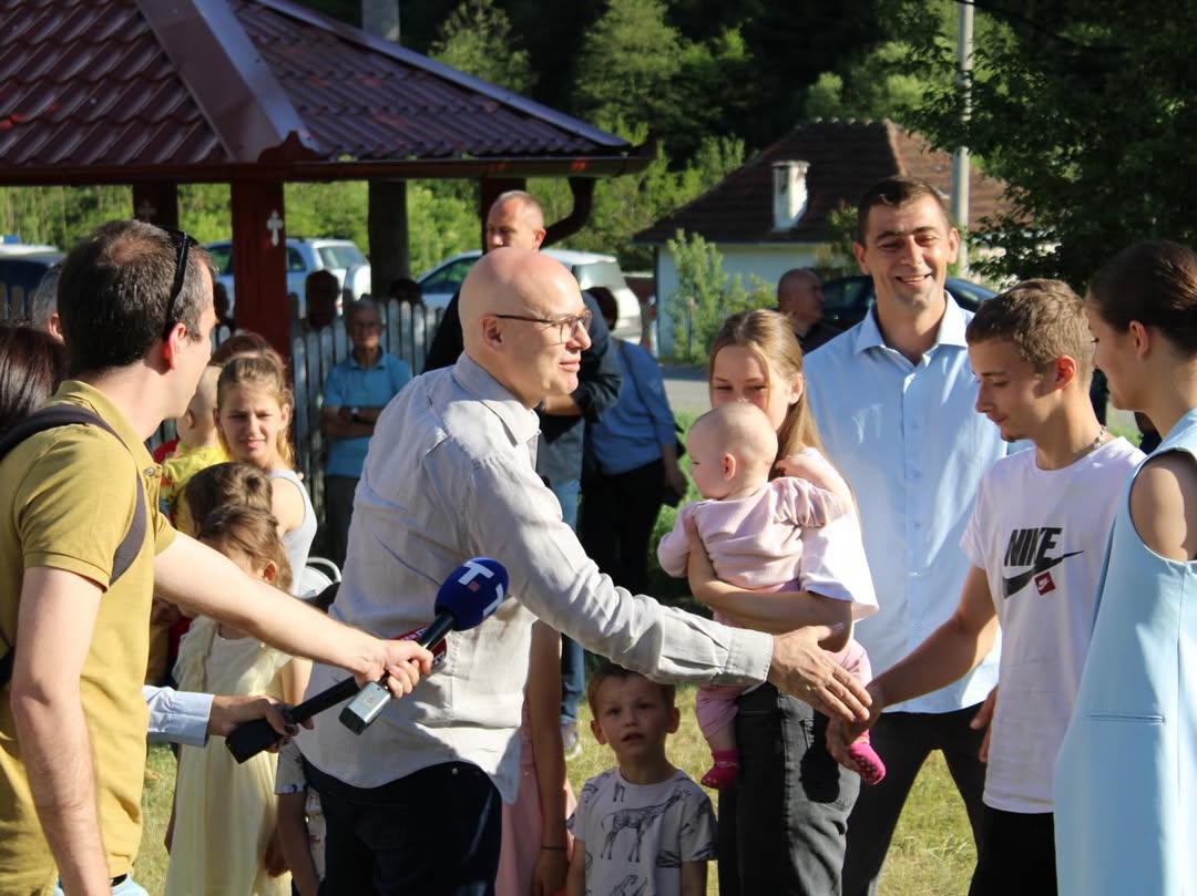 sns_srbija's tweet photo. Председник Српске напредне странке Милош Вучевић @milos_vucevic поручио је да ће наредни избори бити судбоносни за државу и да ће се одлучивати о томе хоћемо ли, како је рекао, сачувати државу или ће нас вратити годинама уназад.
https://t.co/JnZ0aORcHM https://t.co/27ttGHP7QM