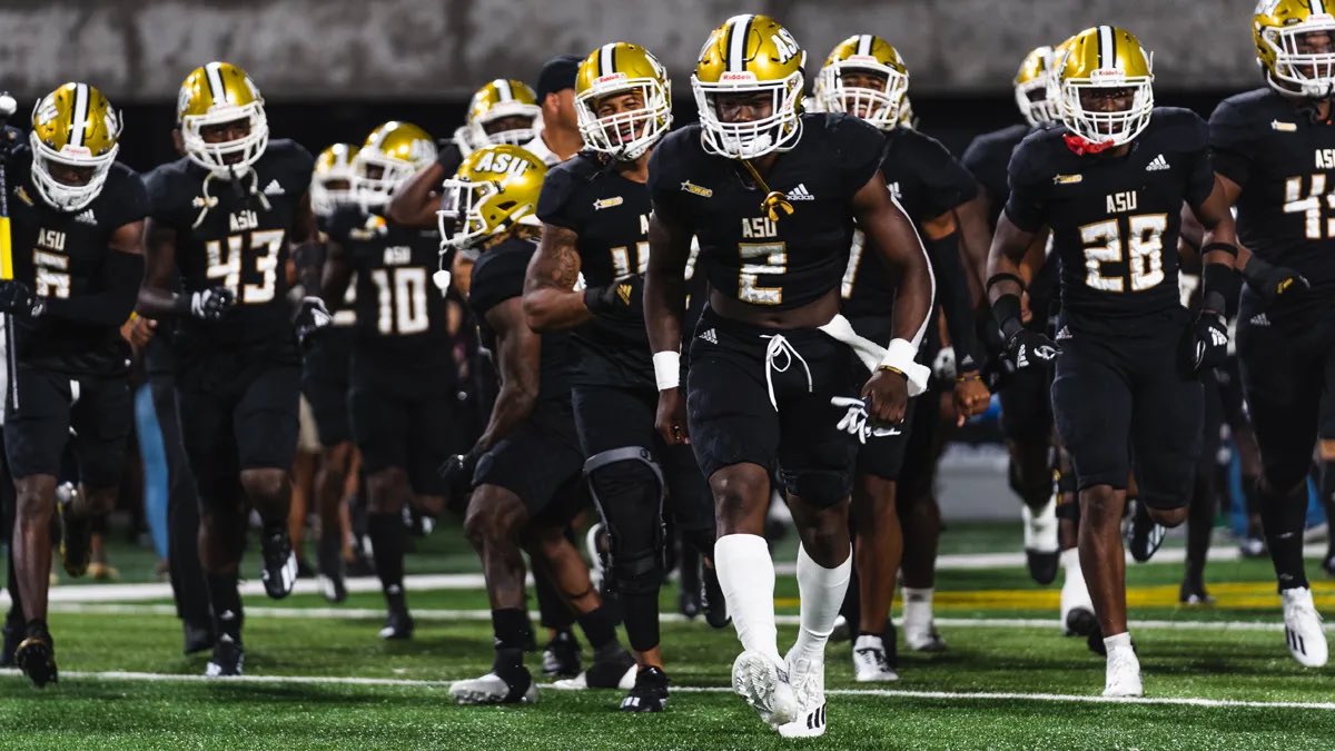 JeremiahMc37209's tweet photo. Blessed to receive a offer from Alabama state university ⚫️🟡
@BIGBOOK_WORK @CoachRodOden @smsbacademy @Coachvon05 @AllenTrieu https://t.co/paPxvCeL34