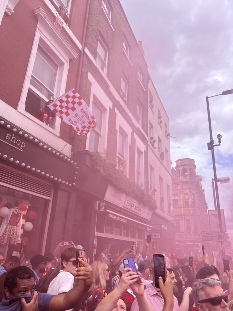 NotInvolveddd's tweet photo. London is truly red.
#arsenal #champions #arsenalparade https://t.co/b7kfh4vnKw