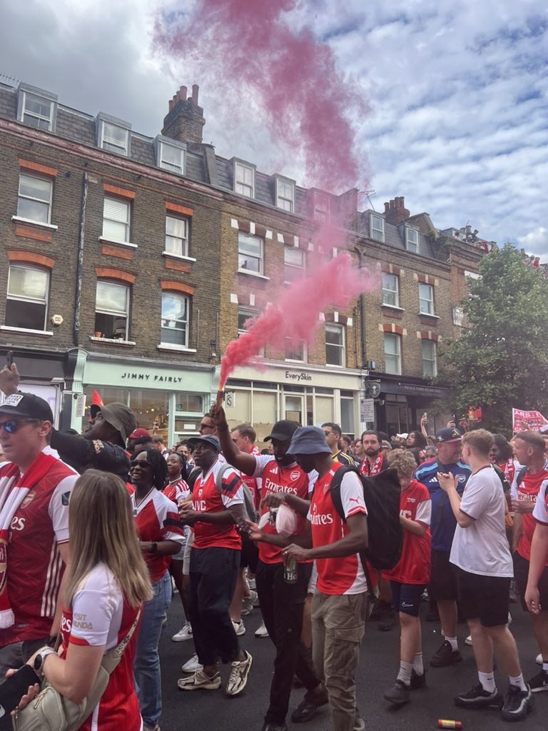 NotInvolveddd's tweet photo. London is truly red.
#arsenal #champions #arsenalparade https://t.co/b7kfh4vnKw