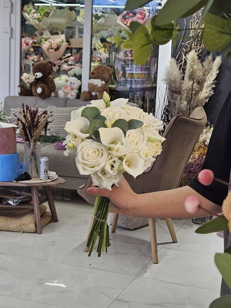 cropllop's tweet photo. первый свадебный букет готов🥺
энергетик на фоне добавляет особый вайб https://t.co/b3DJcDL6NJ