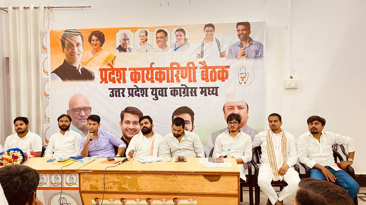 deobratdmishra's tweet photo. आज पीसीसी लखनऊ में @IYC के राष्ट्रीय महासचिव एवं प्रदेश प्रभारी श्री @mitendradsingh जी एवं प्रदेश अध्यक्ष श्री @deepakshivhare_ जी के नेतृत्व में  #IYCUPCentral की प्रदेश कार्यकारिणी बैठक सम्पन्न हुई। जिसमें मेरे साथ-साथ सभी पदाधिकारियों की मौजूदगी रही। https://t.co/RYidzpq8zO
