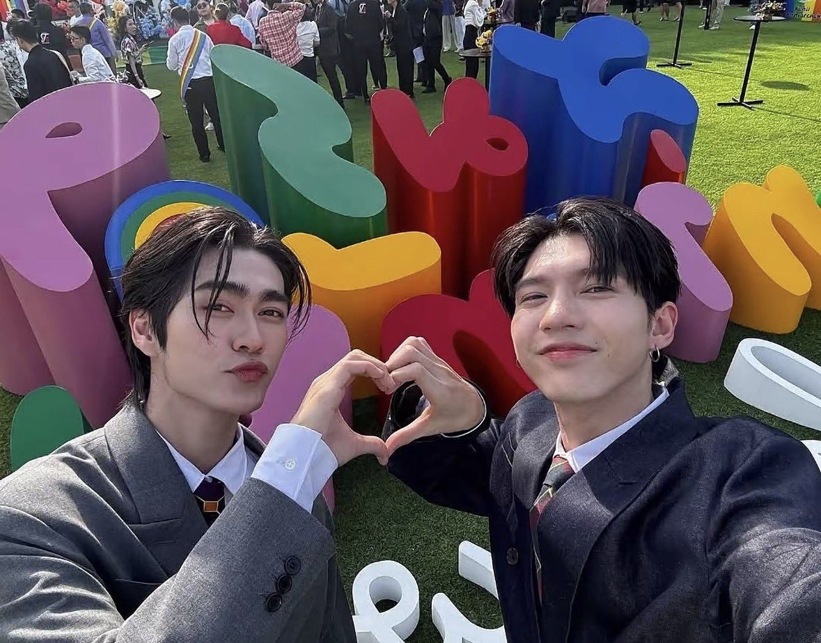 mikawtfk's tweet photo. i wish u all a very gay month remember to be an extra gay everyday🏳️‍🌈💛💜 https://t.co/mY04DgXyVb