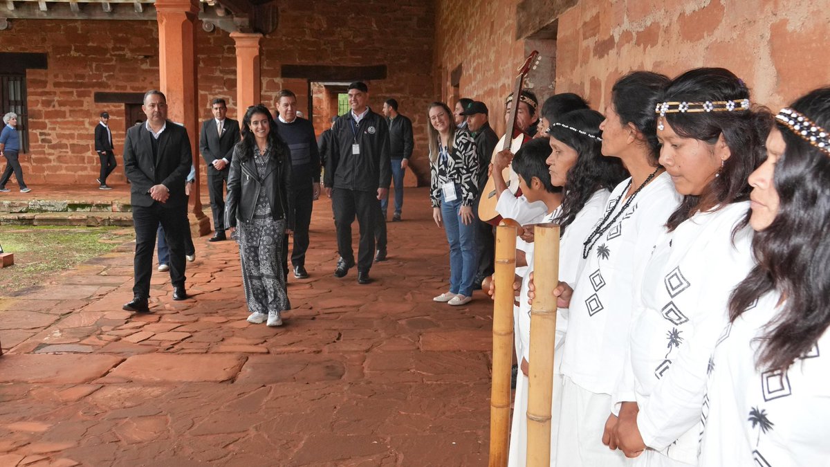 Senatur_Py's tweet photo. Las Misiones Jesuíticas de San Cosme y San Damián cautivan a delegados de ONU Turismo.

🏛️✨ En el marco de la 71.ª Reunión de la Comisión Regional para las Américas de ONU Turismo (CAM), Autoridades de ONU Turismo y delegados de distintos visitaron las Misiones Jesuíticas de San Cosme y San Damián, uno de los principales atractivos culturales y patrimoniales del Paraguay.
La comitiva internacional fue recibida por el intendente Juan Santacruz, acompañado por el diputado nacional por Itapúa, César Cerini, y recorrió las Misiones Jesuíticas de San Cosme y San Damián, y disfrutó de la riqueza histórica, cultural y comunitaria que caracteriza a este destino. La visita despertó un especial interés de la secretaria general de ONU Turismo, Shaikha Al Nowais, quien valoró la manera en que la comunidad preserva sus tradiciones, su patrimonio y su identidad cultural. Asimismo, destacó la importancia de las comunidades locales y de los pueblos originarios en la conservación de las expresiones culturales que enriquecen la experiencia turística. Durante la jornada, los visitantes disfrutaron además de una presentación artística de la comunidad indígena Mbya guaraní Pindó.
San Cosme y San Damián es la única localidad del Paraguay distinguida por ONU Turismo como Best Tourism Village, una iniciativa que premia a destinos rurales comprometidos con la preservación de su patrimonio cultural y natural, la sostenibilidad y el desarrollo de sus comunidades. El ministro de Turismo, Jacinto Santa María, destacó que este reconocimiento es el resultado del trabajo conjunto de toda la comunidad, y agradeció la cálida recepción brindada a la delegación internacional, reafirmando el compromiso de seguir impulsando un turismo sostenible que genere nuevas oportunidades para las comunidades locales. 🇵🇾✨