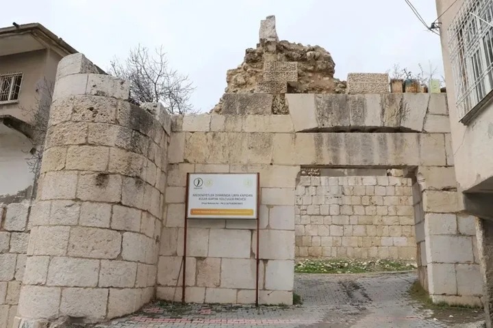 Yusufsaladin22's tweet photo. Sahipsizlik.

Kürtlerin Diyarbekir'deki 1000 senelik izi. Mervâni Kürtleri tarafından yapılan daha sonra Eyyubi Kürtleri döneminde ekleme ve onarım gören, üzerinde Eyyubilere ait kitabeler bulunan Kulfa Kapısı, Silvan.

Resmen kaderine terk edilmiş şu vaziyete bak. https://t.co/FdDgBswIMP