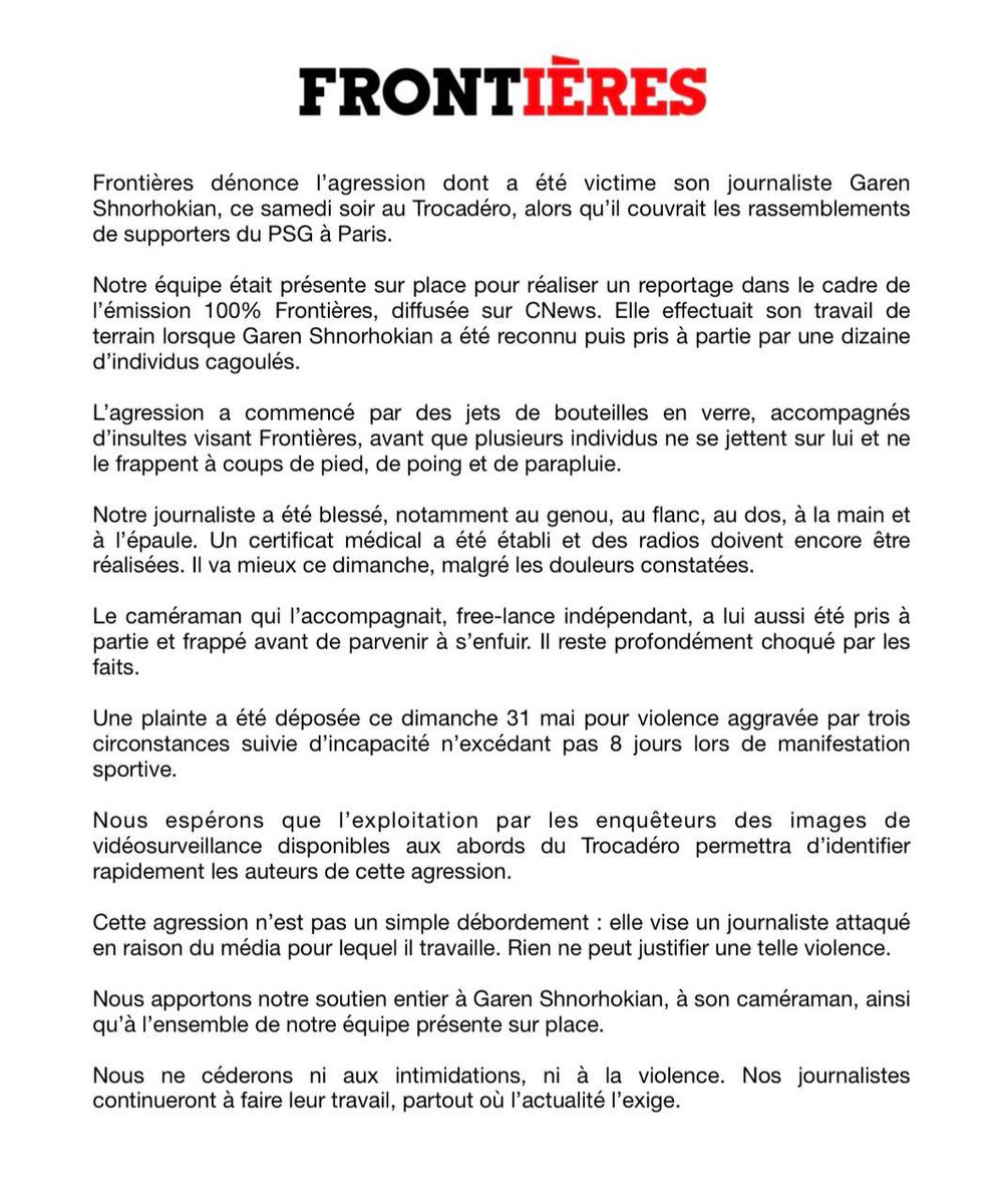 Frontieresmedia's tweet photo. Notre journaliste Garen Shnorhokian a été agressé ce samedi au Trocadéro alors qu’il couvrait les rassemblements du PSG.

Pris à partie par une dizaine d’individus cagoulés, visé par des jets de bouteilles puis frappé au sol. 

Une plainte a été déposée pour violences aggravées. https://t.co/6XInbIwLFo