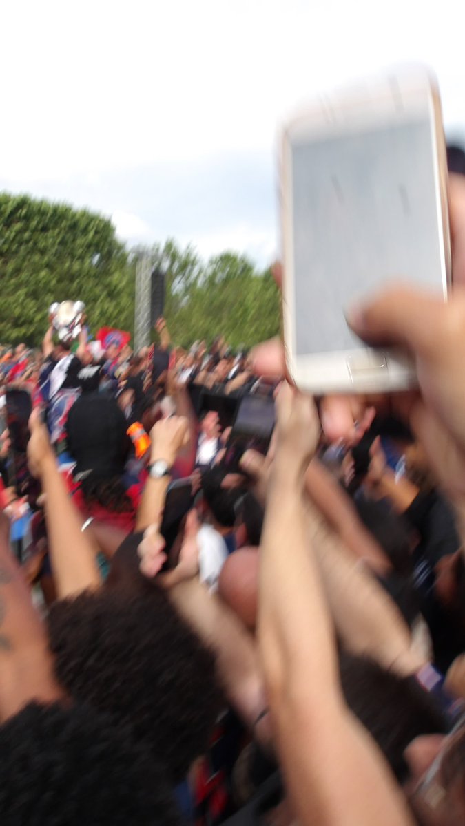 broute54's tweet photo. Trop occupé à célébrer, nsm les photos sont floues mais j'y étais ⭐️⭐️

(faut me croire sur parole mais là c'est Fabian Ruiz en train de soulever la Ligue des Champions sur le tapis rouge et bleu du Champ de Mars) https://t.co/rzwslyiEXZ