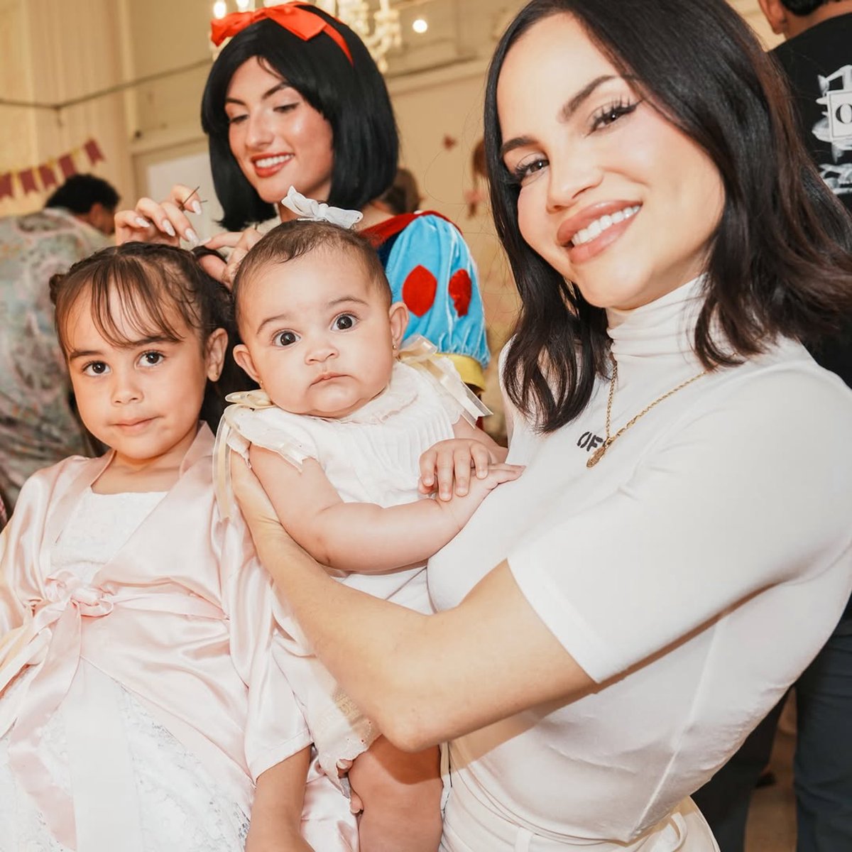 NattiNatasha's tweet photo. “Celebrando la vida, celebrando la familia y agradeciendo a Dios por cada recuerdo que nos regala. ❤️”

En este día tan especial quiero felicitar y bendecir a todas las madres dominicanas 🇩🇴. 
A las que están en nuestra tierra y a las que están lejos de ella. 
A las que luchan, trabajan, oran, sacrifican y entregan su vida por el bienestar de sus hijos.

También quiero agradecer a mi mamá, a mi hermana, a mis tías y a todas las mujeres que fueron parte de mi formación. Gracias por enseñarme valores, respeto, amor por la familia y, sobre todo, fe en Dios. 
Gracias por ayudarme a convertirme en la mujer y madre que soy hoy.

Cuando miro a mis hijas, entiendo que la mayor bendición no es lo que tenemos, sino con quiénes podemos compartir la vida.

Que Dios llene de salud, amor y protección cada hogar. Que nunca falten los abrazos, la unión familiar y la fe para seguir adelante.

Los amo muchísimo. Gracias por tanto cariño siempre.

Nos vemos pronto. 🎶❤️🙏🏽✨