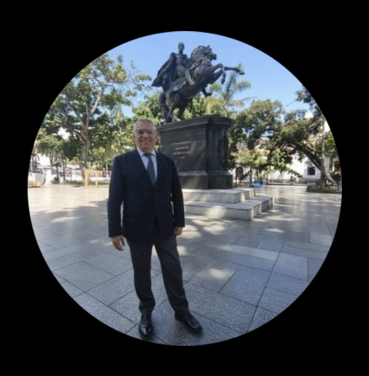 ArmandoInfo's tweet photo. Tras el cierre de la embajada, Gordils guardó silencio sobre el caso, pero cinco días después publicó una foto posando de traje y corbata en la Plaza Bolívar de Caracas👇🏻
https://t.co/9I9b5uy0b9 https://t.co/QLnqSh2L9f