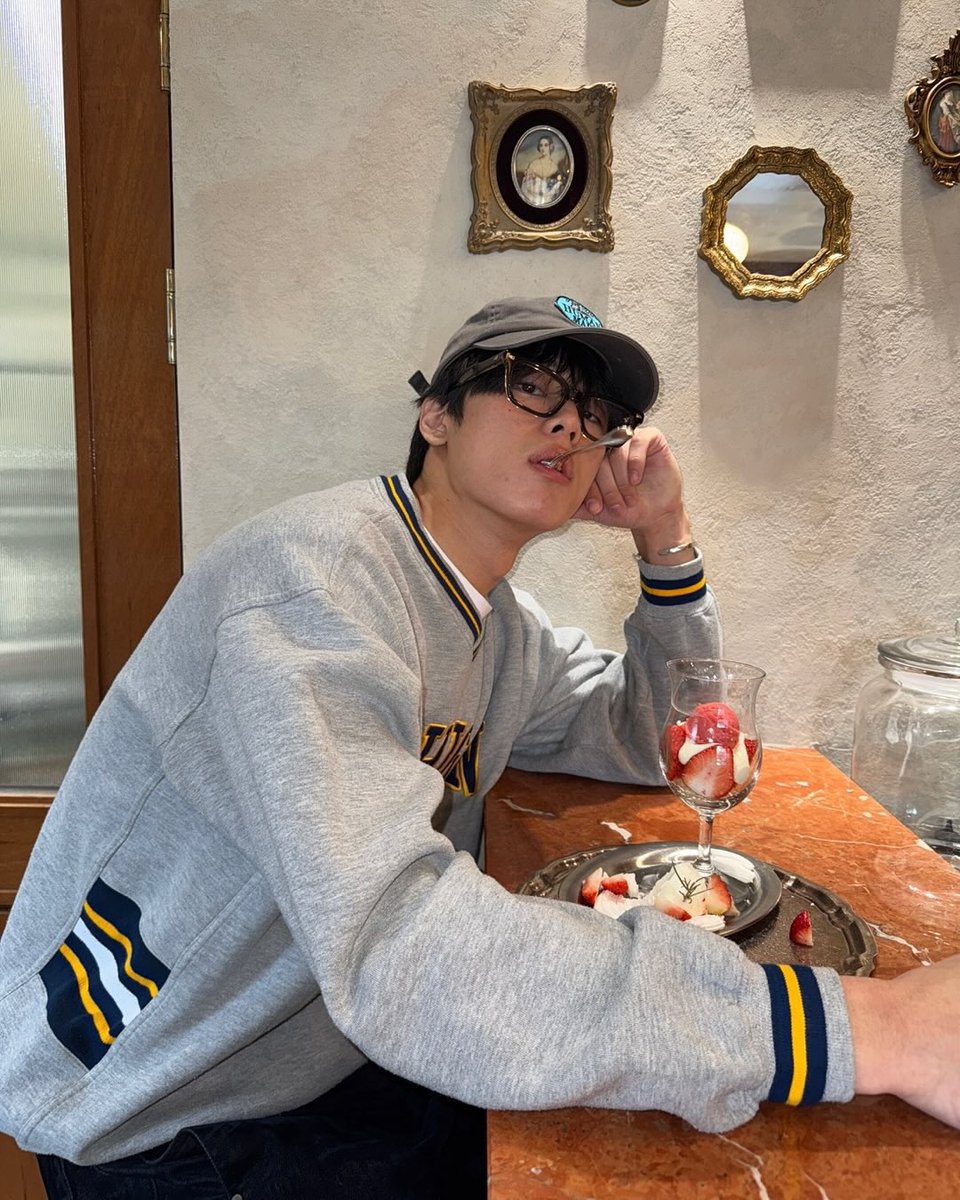 손 tweet media