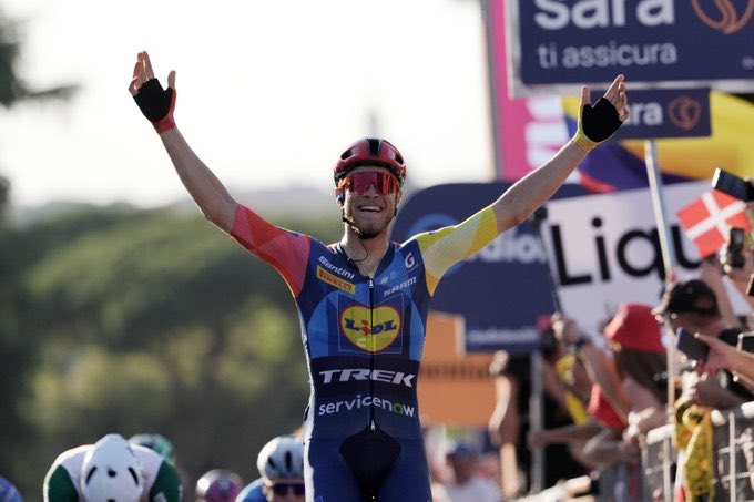 albertoroa's tweet photo. 🚴‍♂️ Crónica final del #GirodItalia en el que Jonas Vingegaard se ha convertido en el octavo ciclista de la historia en conquistar la triple corona (Giro, Tour y Vuelta). Jonathan Milan ha ganado el sprint en la bellísima Roma. 

✍️ https://t.co/AF4eUECCpB

#ciclismo https://t.co/Qf3LQ5OHBs