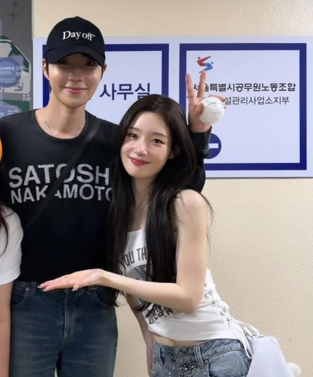 tinyeops's tweet photo. chaeyoup nation RISE https://t.co/VKZuqe5KK4