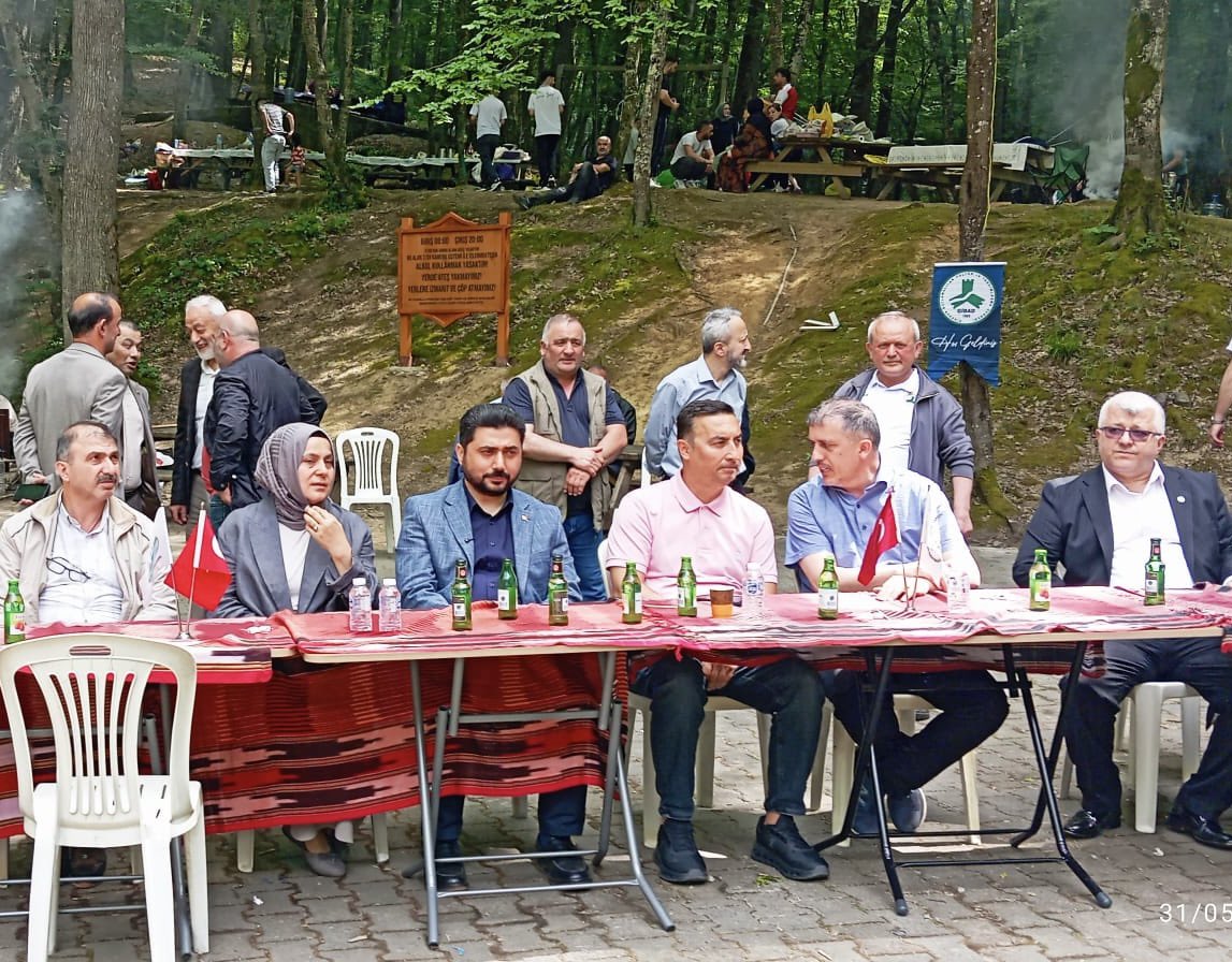 Akburak's tweet photo. Giresun Batlamalılar Derneği’nin Kemerburgaz’da düzenlediği piknik etkinliğinde kıymetli hemşehrilerimizle bir araya gelmenin mutluluğunu yaşadık.

Başta Dernek Başkanımız Mehmet Yiğit ve yönetim kurulu olmak üzere, Giresun’umuzun değerli sanatçısı Özkan Karadeniz kardeşime nazik ev sahiplikleri ve misafirperverlikleri için teşekkür ediyorum.

Birlik ve beraberliğimizin daim olması dileğiyle. 🌿🙏🏻