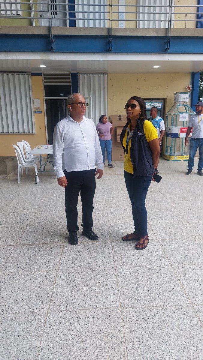 Regalias_gov's tweet photo. El subdirector general del Sistema General de Regalías, Rubin Ariel Huffington Rodríguez, acompaña el desarrollo de la jornada electoral en San Andrés, Providencia y Santa Catalina.

En articulación con la Gobernadora encargada, Vilma Jay López, la secretaria de Seguridad y Convivencia, Ana Carvajalino, la Fuerza Pública y las entidades del orden nacional, participó en la instalación del Puesto de Mando Unificado (PMU) y en los recorridos de verificación a puestos de votación, contribuyendo a garantizar un proceso electoral seguro, transparente y en completa normalidad para la ciudadanía.