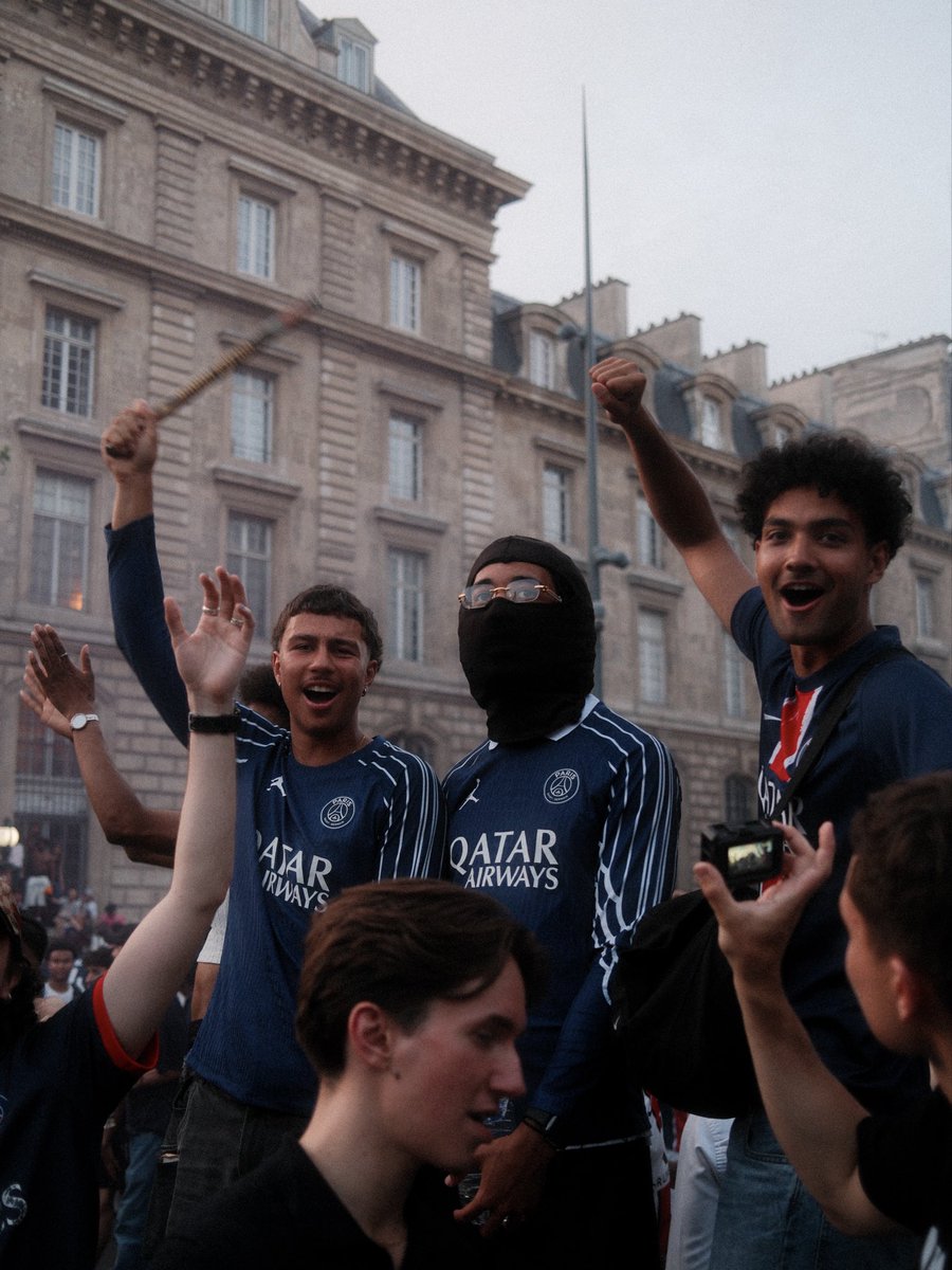 Arthur_CT's tweet photo. paris loves football https://t.co/AlRz0zGmdG
