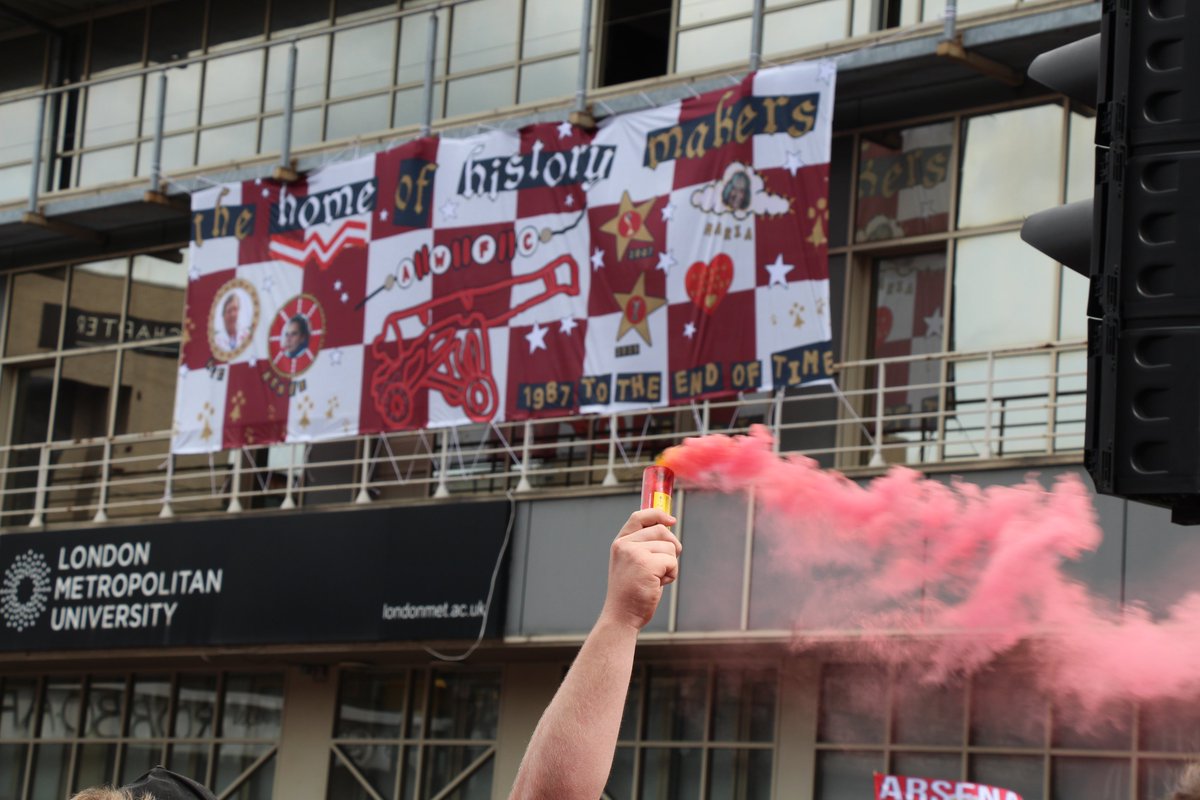 AntoineSpeaker's tweet photo. Arsenal parade was epic! 
I am pretty sure I am the only presenter in mainstream media that has experienced Arsenal's parades as a steward; I walked alongside the bus when we won the FA Cup. 
I am no photographer- but I dusted off my old Youtube camera... are these pics any good? https://t.co/OIsbX7v1co