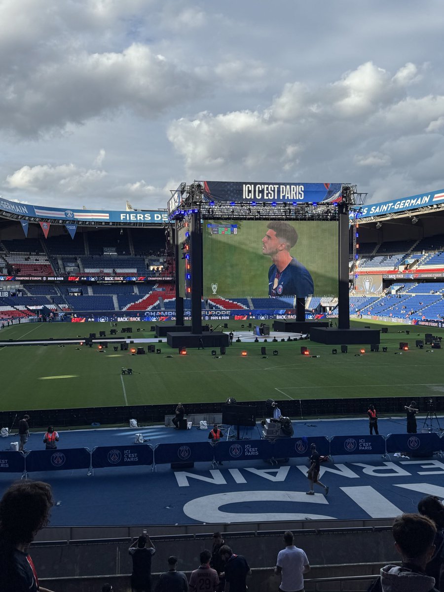 clement200261's tweet photo. Prêt à fêter le Back2Back avec les joueurs ❤️💙 
Merci @Modatickets pour les billets 💪 https://t.co/3OhtQ8ovHl