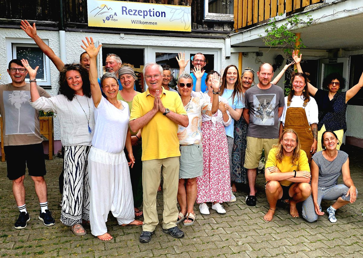 sukadev's tweet photo. Nach inspirierenden Tagen im Yoga Vidya Allgäu geht meine Reise weiter. 🙏
Danke für ein wundervolles Seminar, kraftvolle Satsangs, die herzliche Ashram-Gemeinschaft, leckeres Essen, tiefe spirituelle Schwingung und die großartige Natur des Allgäus. Möge die Lichtenergie noch lange nachwirken. ✨
#YogaVidya #Yoga #Meditation #Allgäu #Spiritualität #Lichtenergie #Satsang #OmNamoNarayanaya