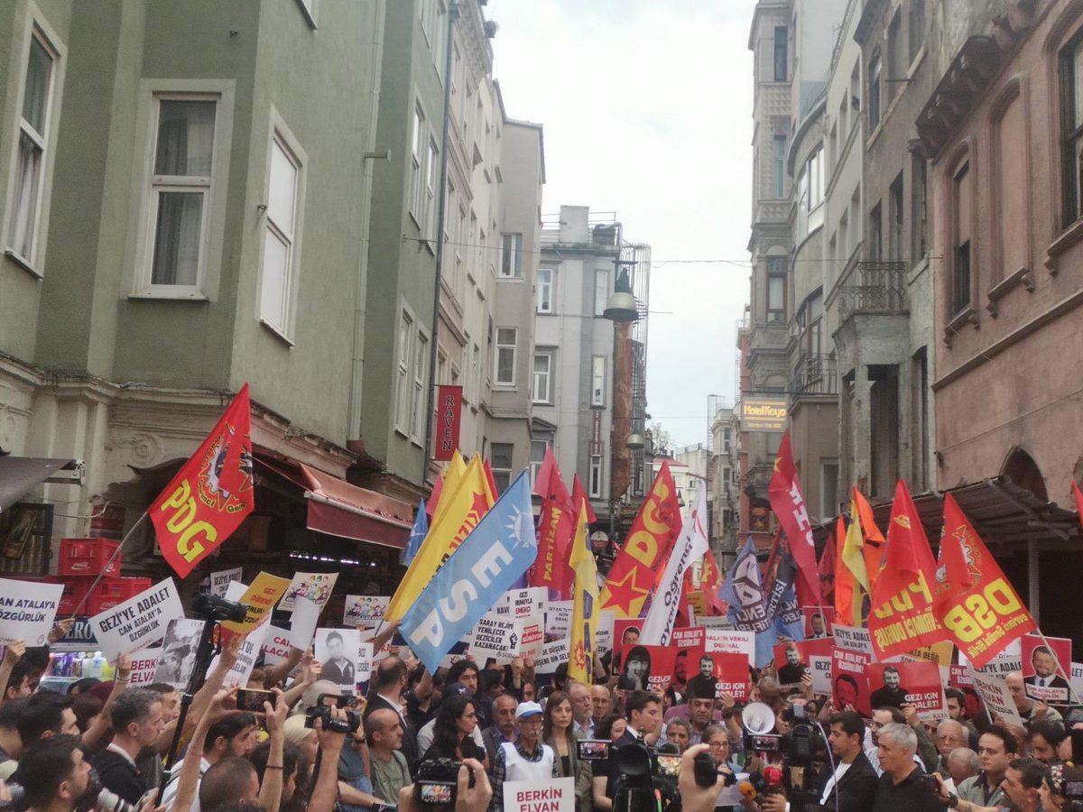 Devrimistanbul_'s tweet photo. Gezi Direnişi'nin 13. yılında Taksim'deydik.

Halkın ve gençliğin onurlu direnişi Gezi'yi yaratanlar laik, aydınlık bir ülkeyi de kuracaklar!

#Gezi13Yaşında https://t.co/54IgIt8srH
