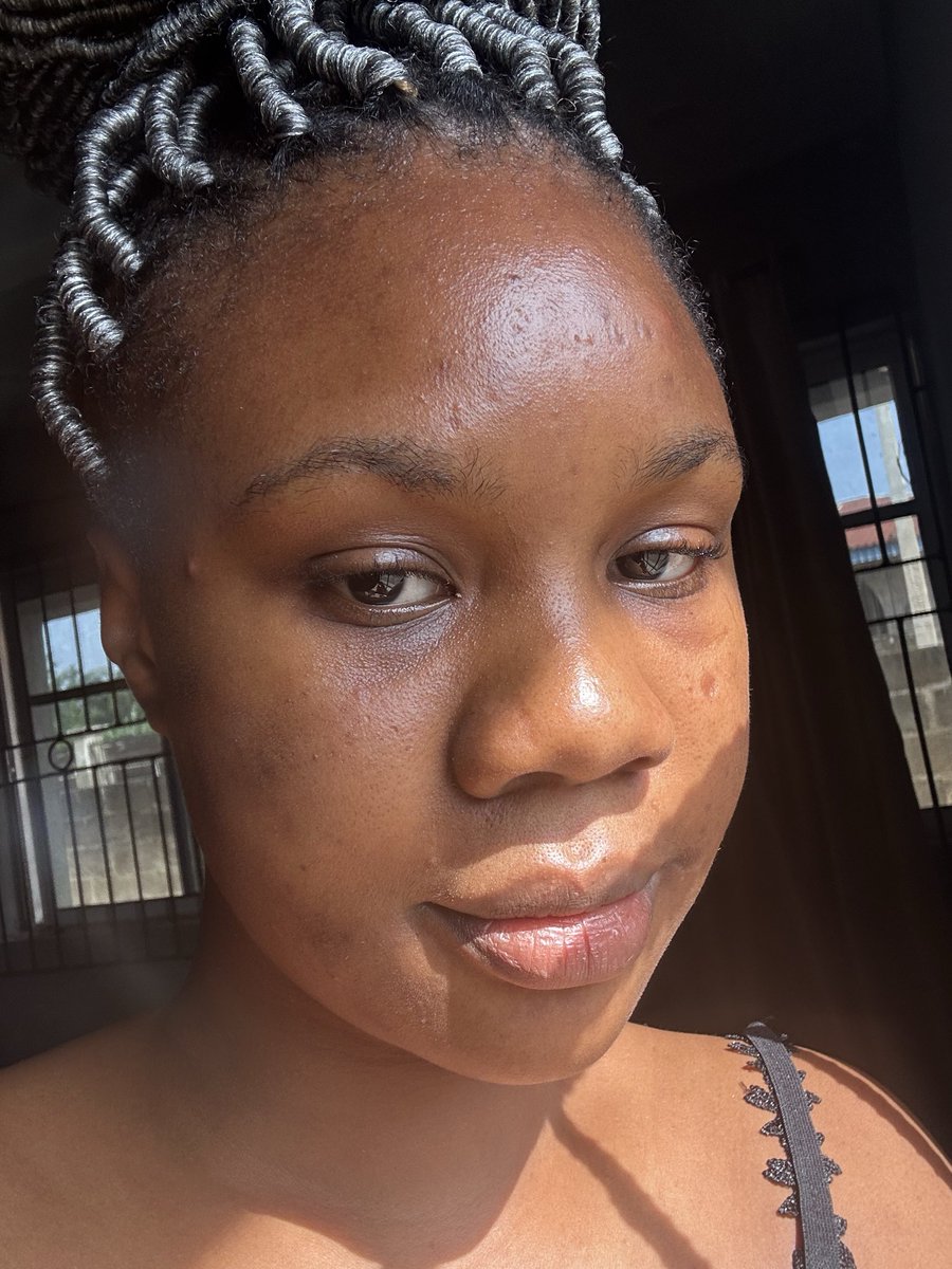 simplytoun's tweet photo. Slaying like I didn’t almost bawl my eyes out from the pain this hair caused me. Anyways, tea ☕️ https://t.co/PmxvZUvnCF