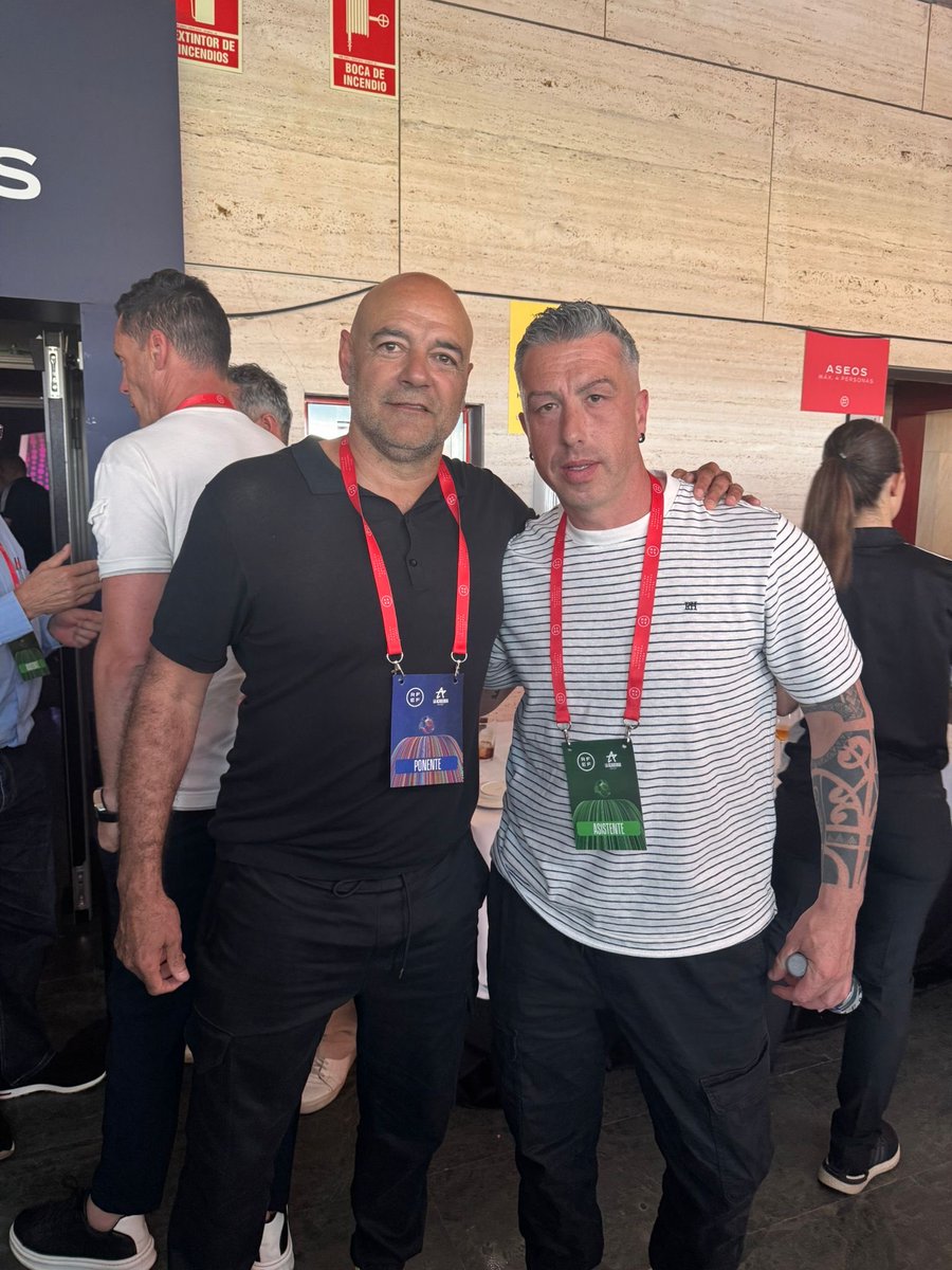 UDSantaMarta's tweet photo. Un evento digno para aprender de referentes que han marcado como Andoni Zubizarreta y Santiago Cañizares, y otros que siguen marcando el camino como Luis Llopis, entrenador de porteros del Real Madrid; Miguel Ángel España, de la Selección Absoluta de fútbol 🇪🇸 o José Ramón de la Fuente, actualmente en el FC Barcelona.

Todo con el objetivo de seguir sumando conocimiento para hacer mejores a los porteros.

Formarse no es una opción.
Es una responsabilidad.

#orgulloUDSM
