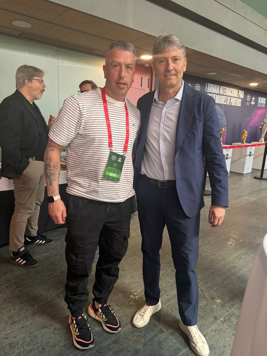 UDSantaMarta's tweet photo. Un evento digno para aprender de referentes que han marcado como Andoni Zubizarreta y Santiago Cañizares, y otros que siguen marcando el camino como Luis Llopis, entrenador de porteros del Real Madrid; Miguel Ángel España, de la Selección Absoluta de fútbol 🇪🇸 o José Ramón de la Fuente, actualmente en el FC Barcelona.

Todo con el objetivo de seguir sumando conocimiento para hacer mejores a los porteros.

Formarse no es una opción.
Es una responsabilidad.

#orgulloUDSM