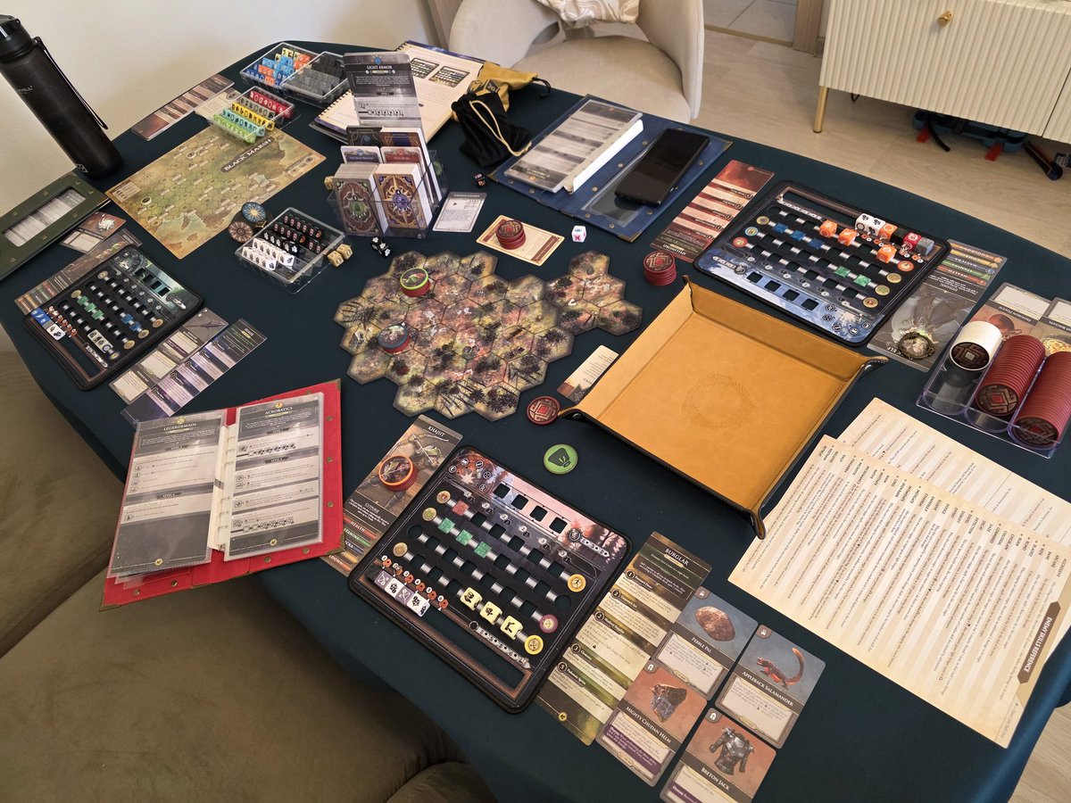 EverlastDashie's tweet photo. Была пощупана "The Elder Scrolls: Betrayal of the Second Era". Впечатления крайне положительные: квесты прикольные, классов много, предметов тоже, вариативность в прохождении кампании есть. Первая игра как обычно самая долгая, но было весело, особенно от событий на карте. https://t.co/mOhtW3izPg