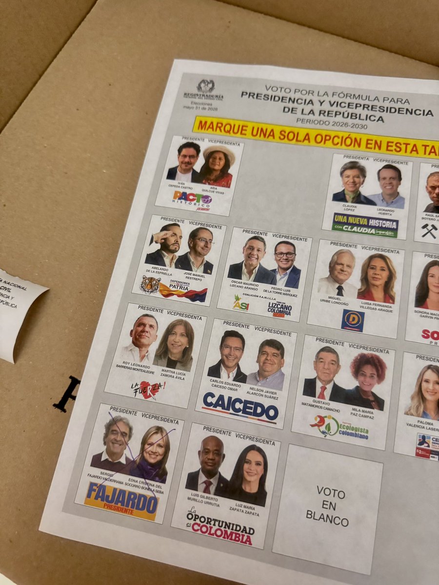 Littlecowdan's tweet photo. Pueda ser que me hayan dejado votando sola por Fajardo.😭❤️ https://t.co/R3bBuZ4hZM