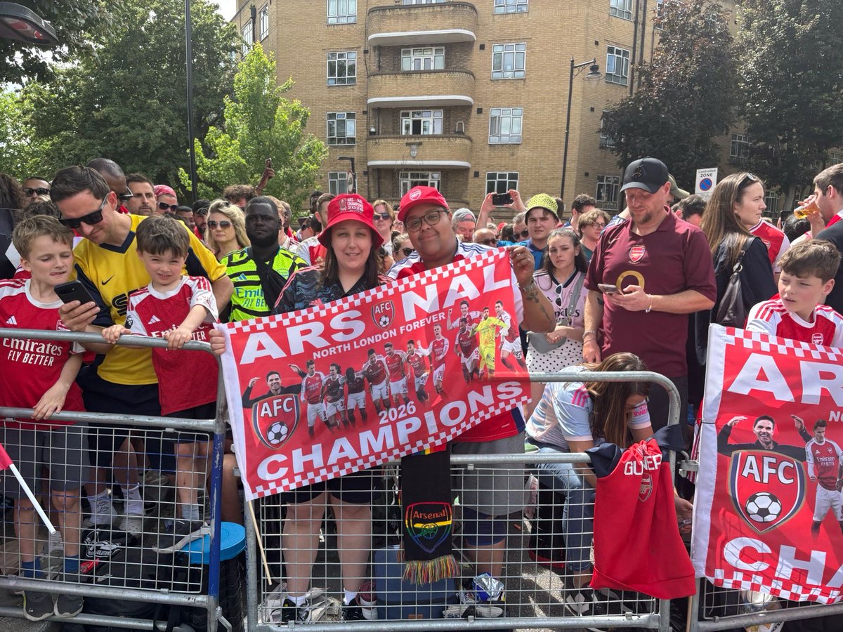 _deedee33's tweet photo. Fucking unreal experience. I love my club @Arsenal 🔴⚪️🔴⚪️ https://t.co/7ukaCQ7Xfs